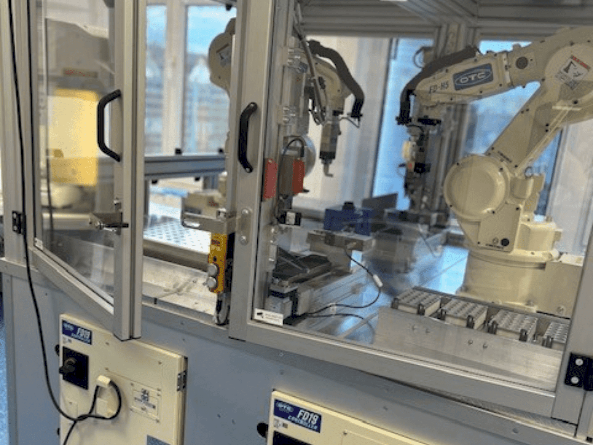 Vista Frontal  da OTC Daihen NH52-NEFC  máquina