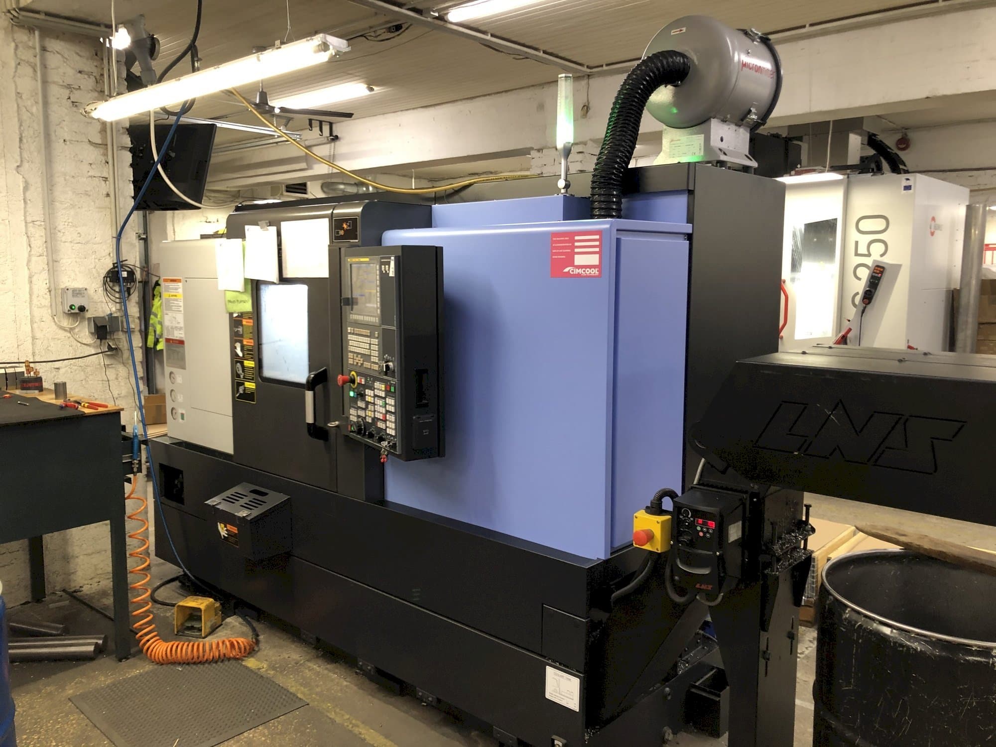 Vista Frontal  da Doosan Lynx 220 LYC  máquina