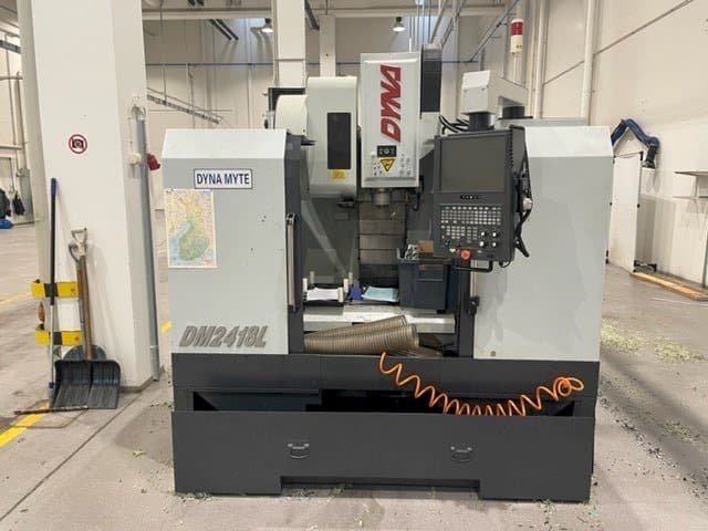 Vista Frontal  da Dyna Myte DM 2418 L  máquina