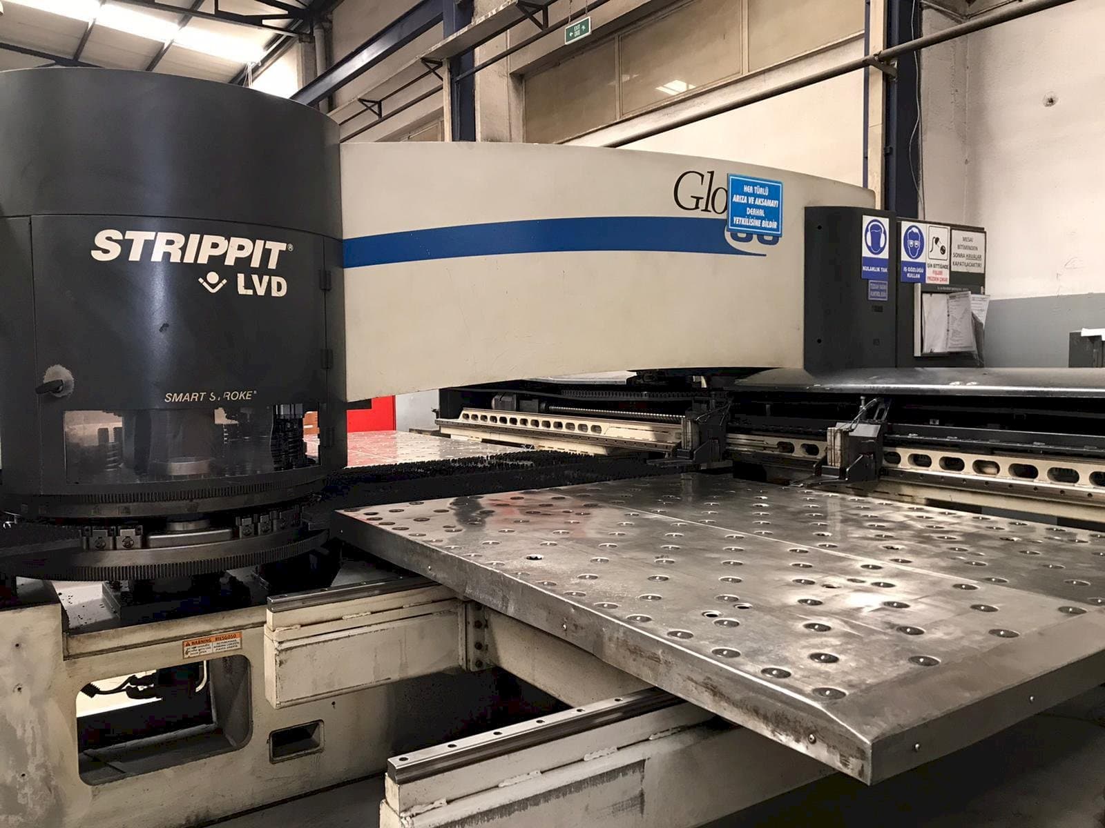 Vista Frontal  da LVD STRIPPIT Global 30 1525  máquina