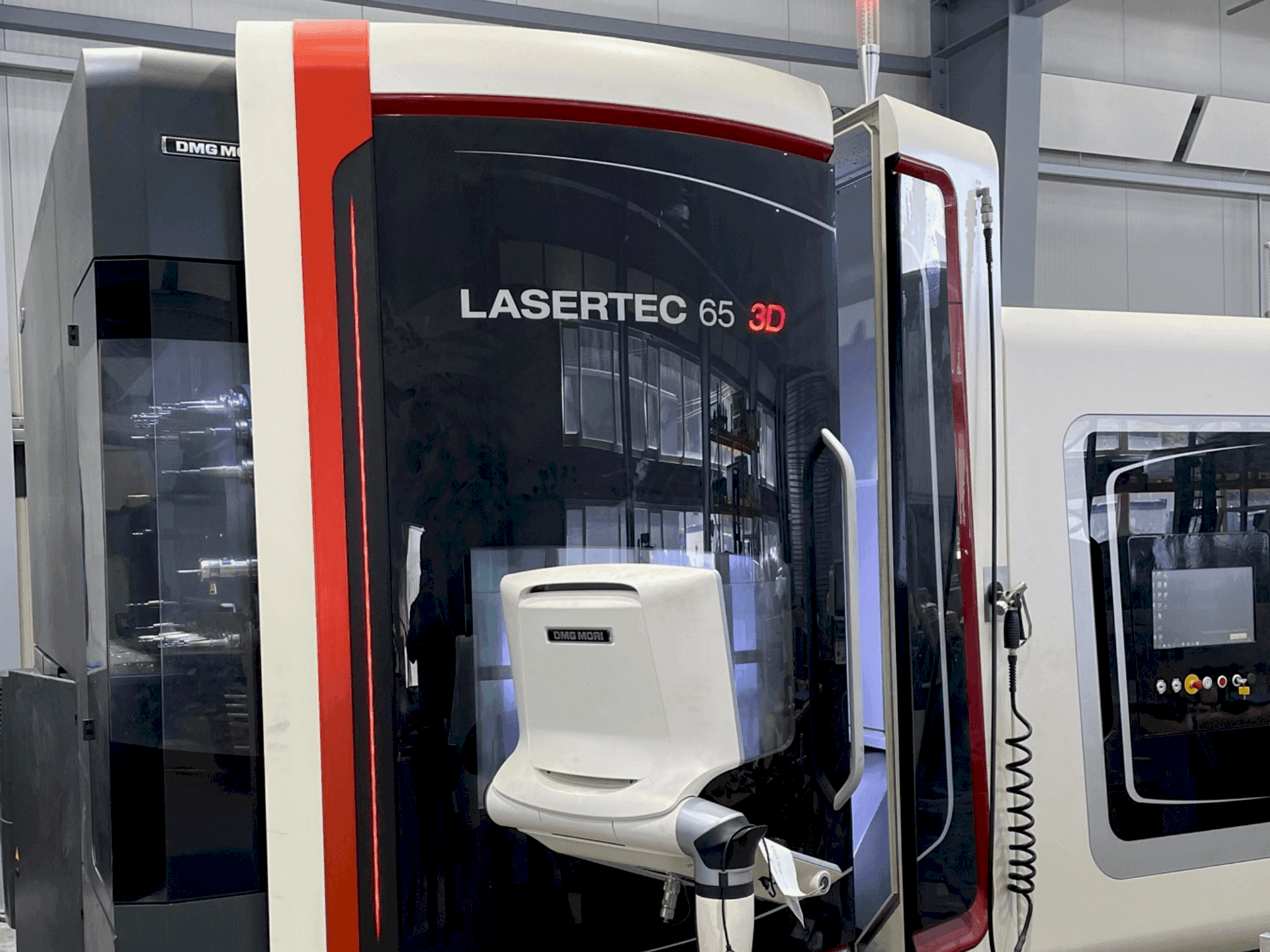 Vista Frontal  da DMG MORI LASERTEC 65 3D Hybrid  máquina