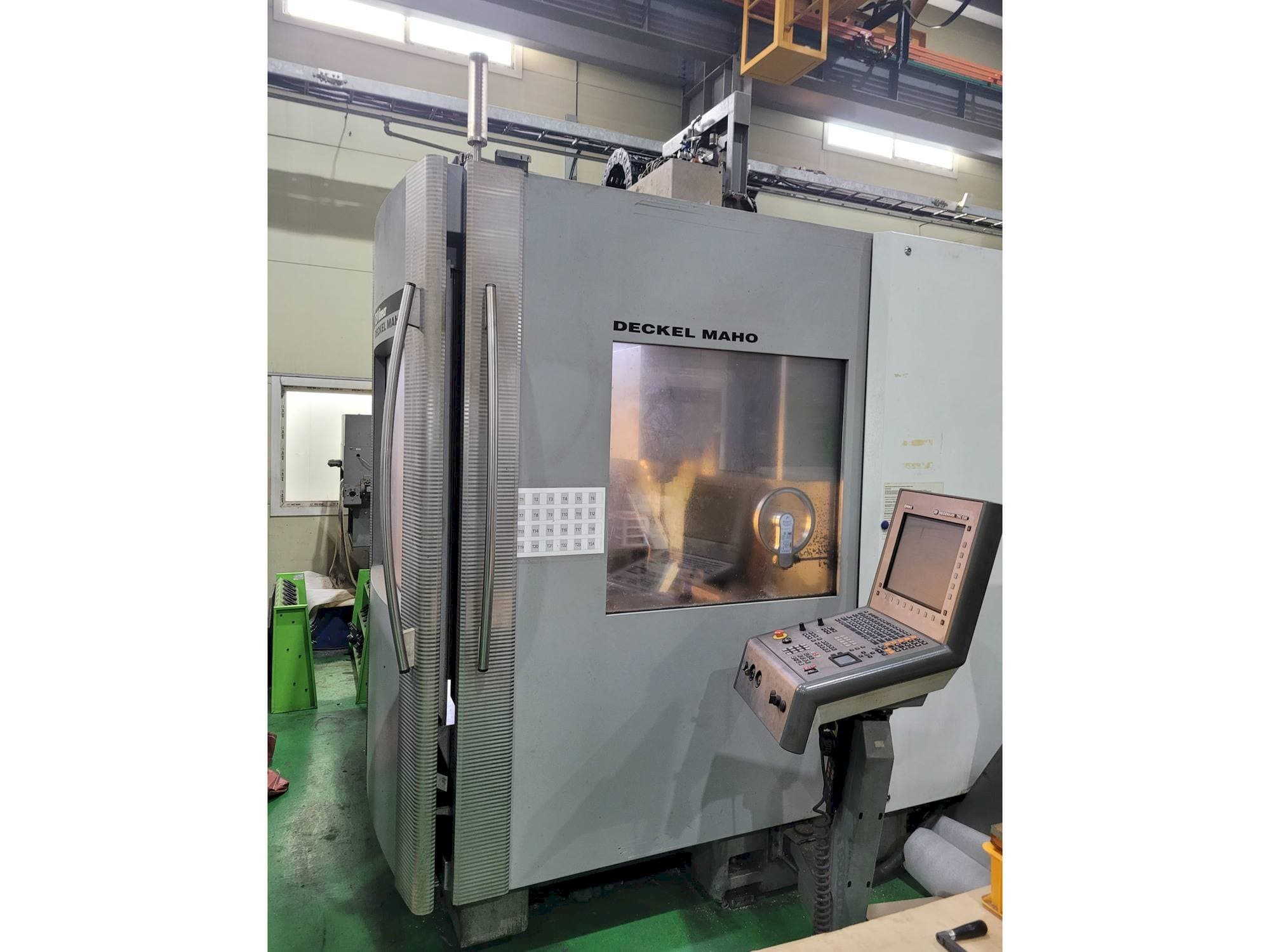 Vista Frontal  da DECKEL MAHO DMC 75 Linear  máquina