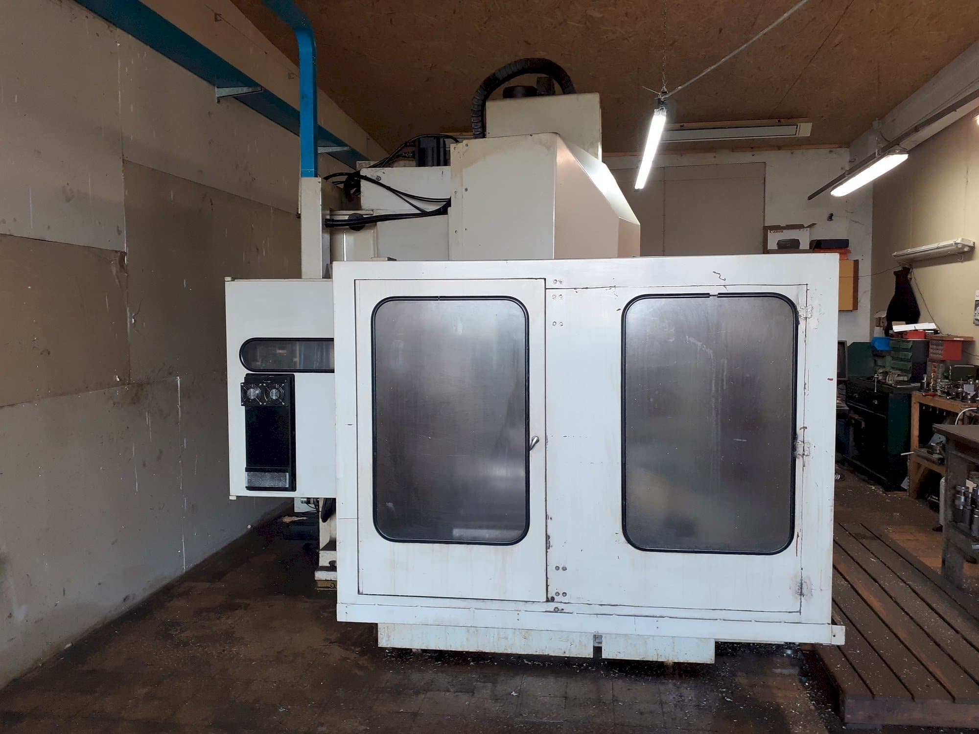 Vista Frontal  da Hurco BMC 50-P  máquina