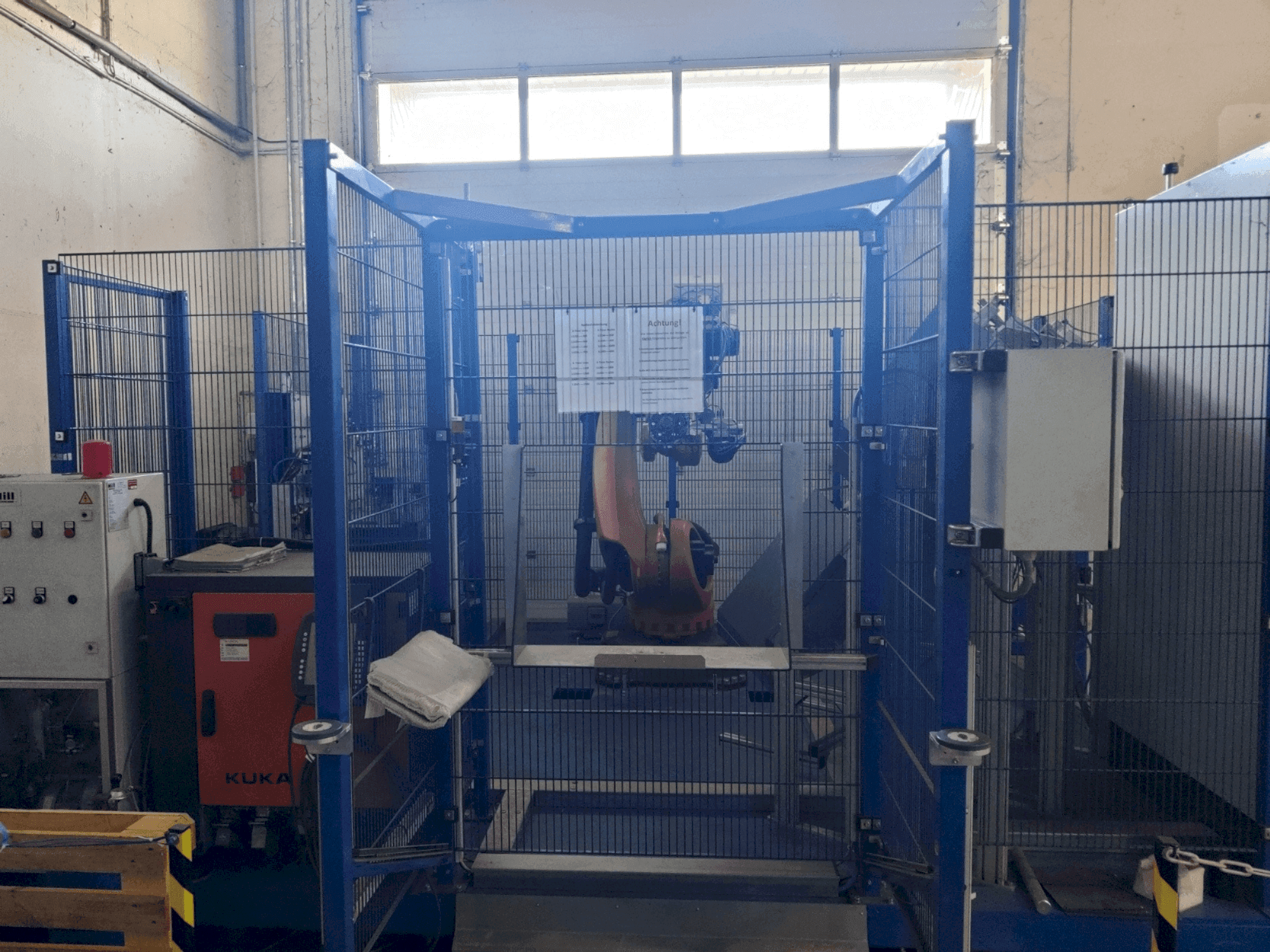 Vista Frontal  da KUKA KR 120 R 2500 pro  máquina