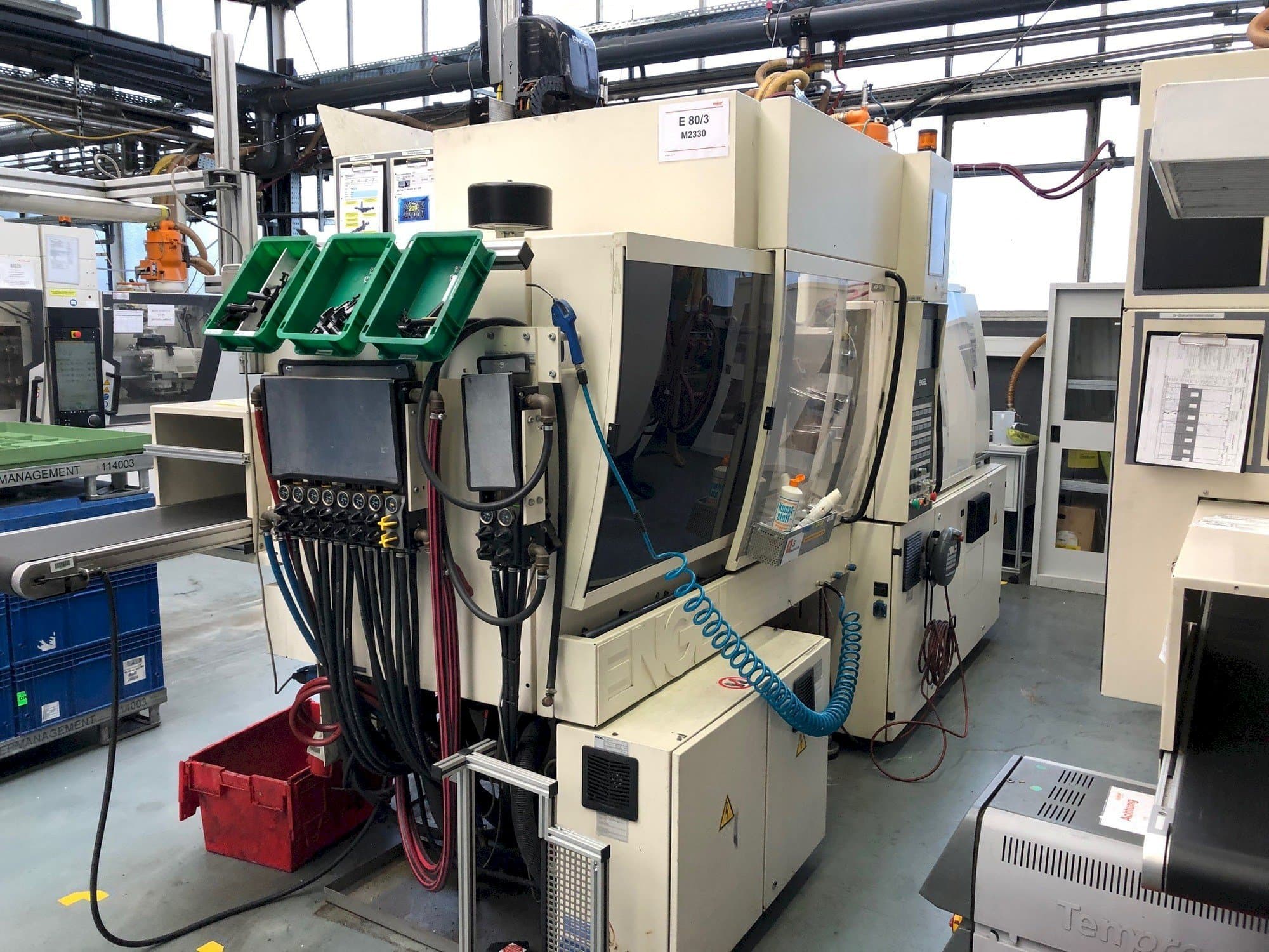 Vista Frontal  da ENGEL Victory 330/80  máquina