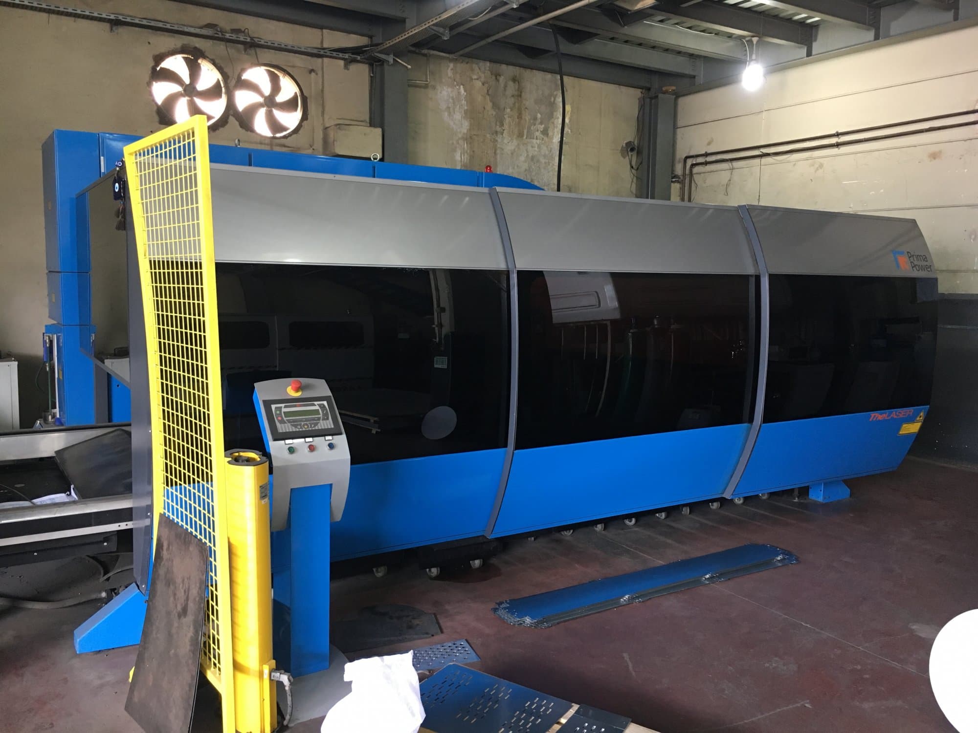 Vista Frontal  da Prima Power ZAPHIRO  máquina