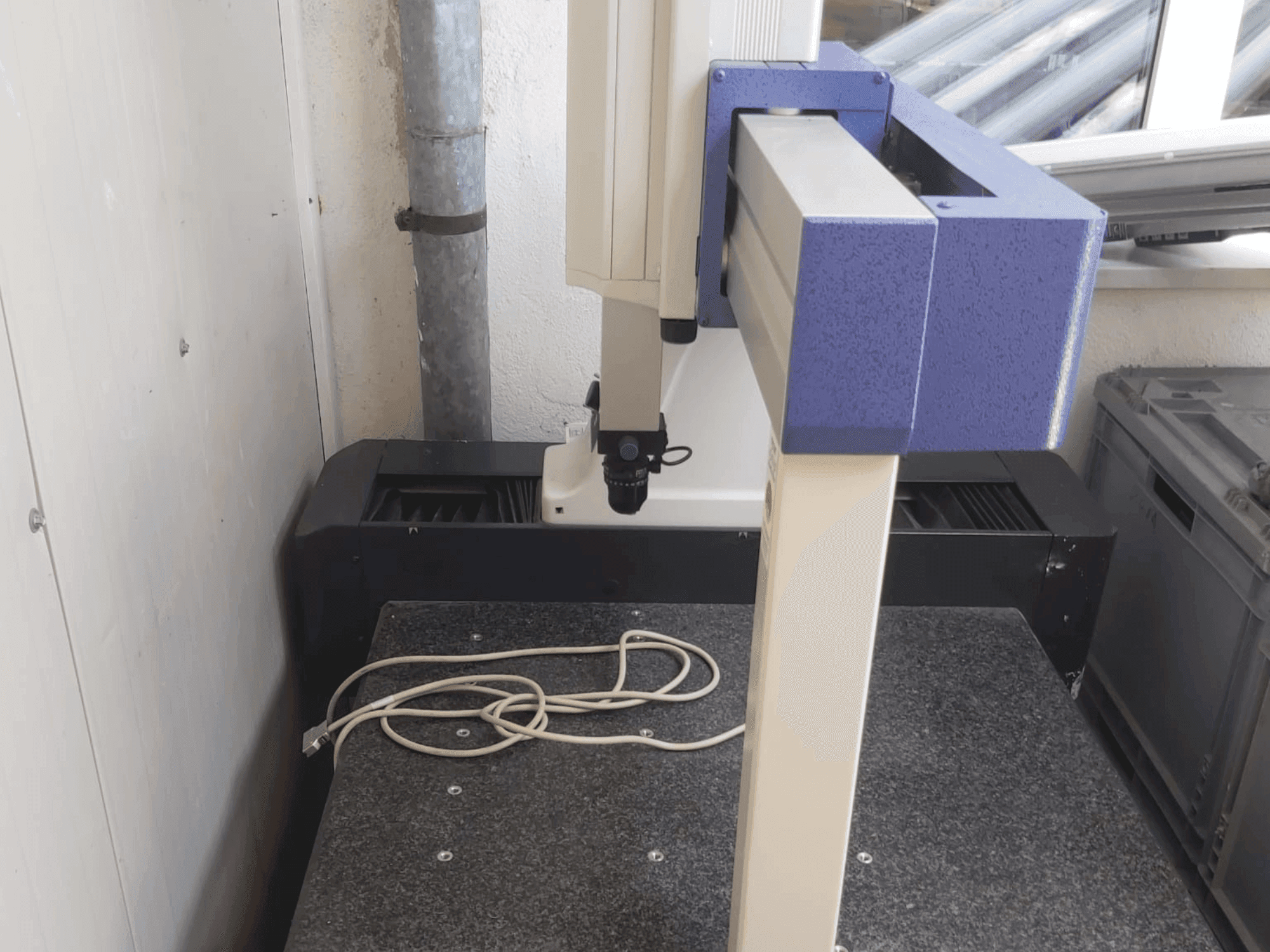 Vista Frontal  da Mitutoyo Crysta-Plus M443  máquina