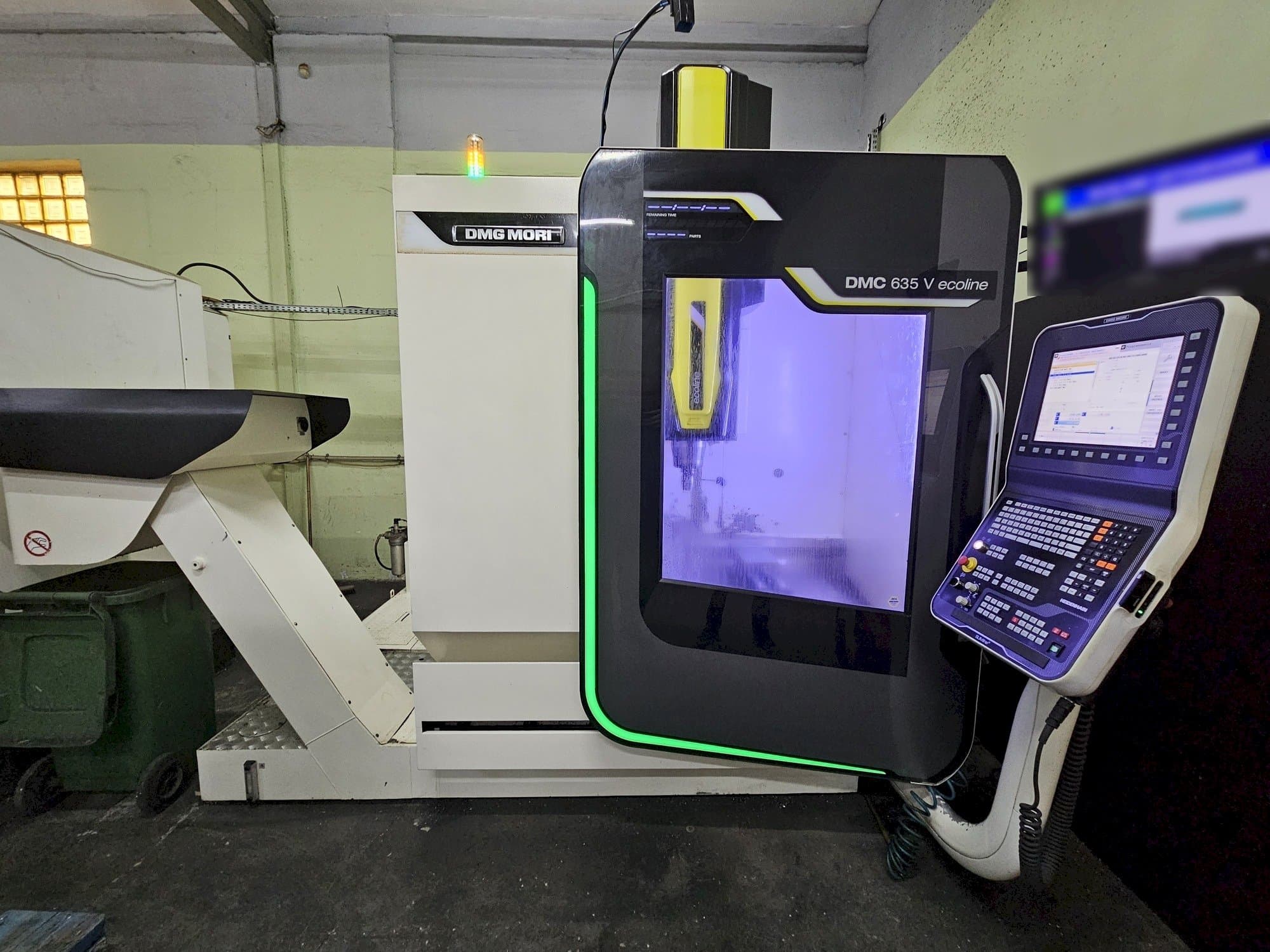 Vista Frontal  da DMG MORI DMC 635V ecoline  máquina