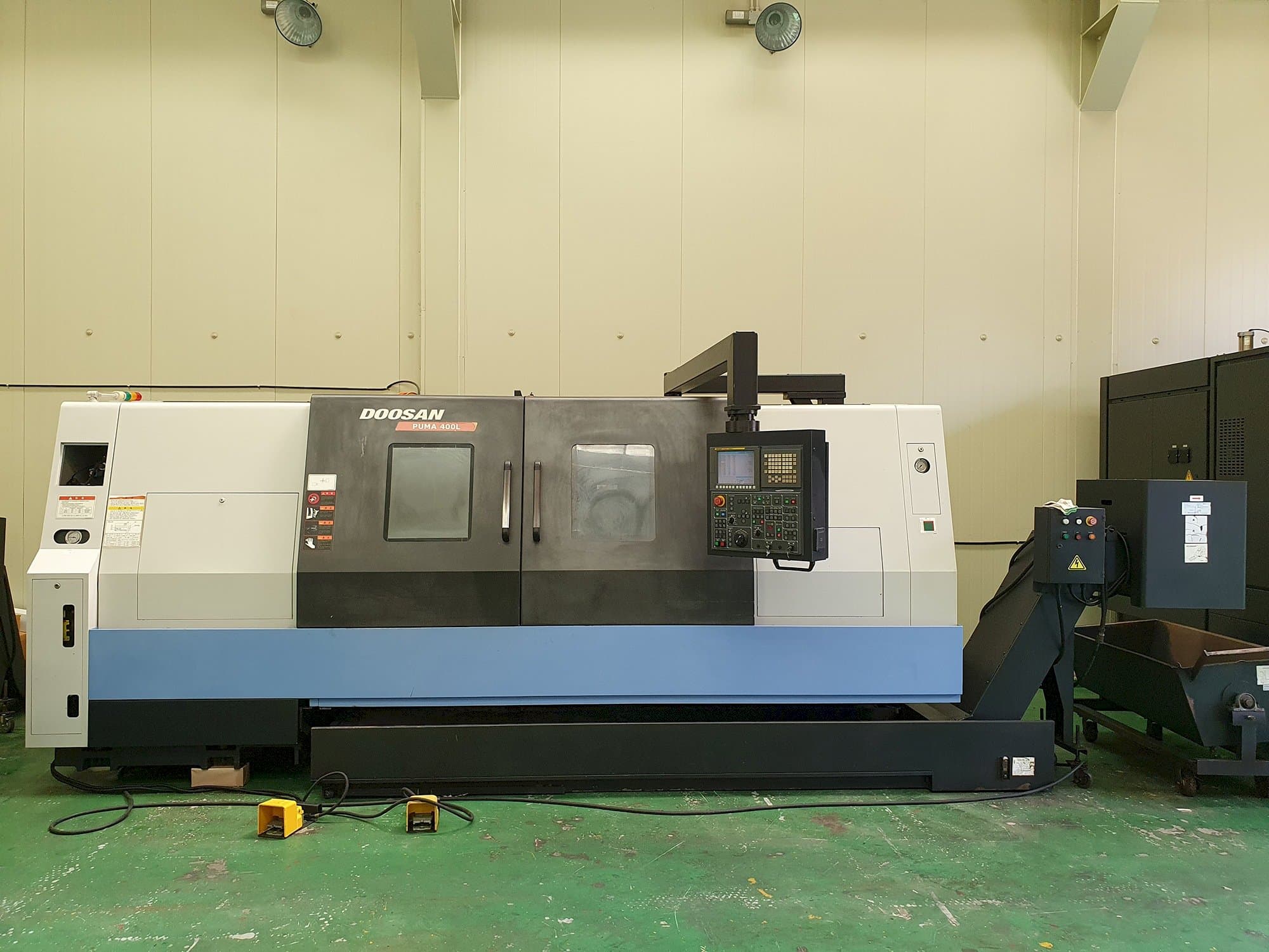 Vista Frontal  da Doosan PUMA 400LB  máquina