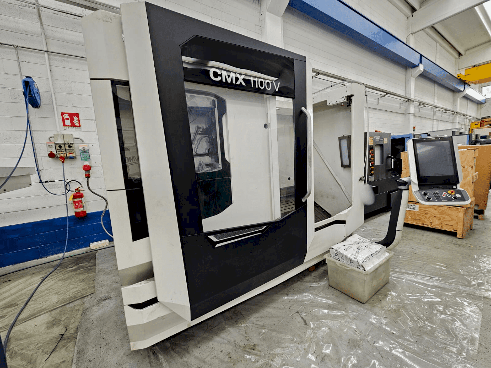 Vista Frontal  da DMG MORI CMX 1100V  máquina