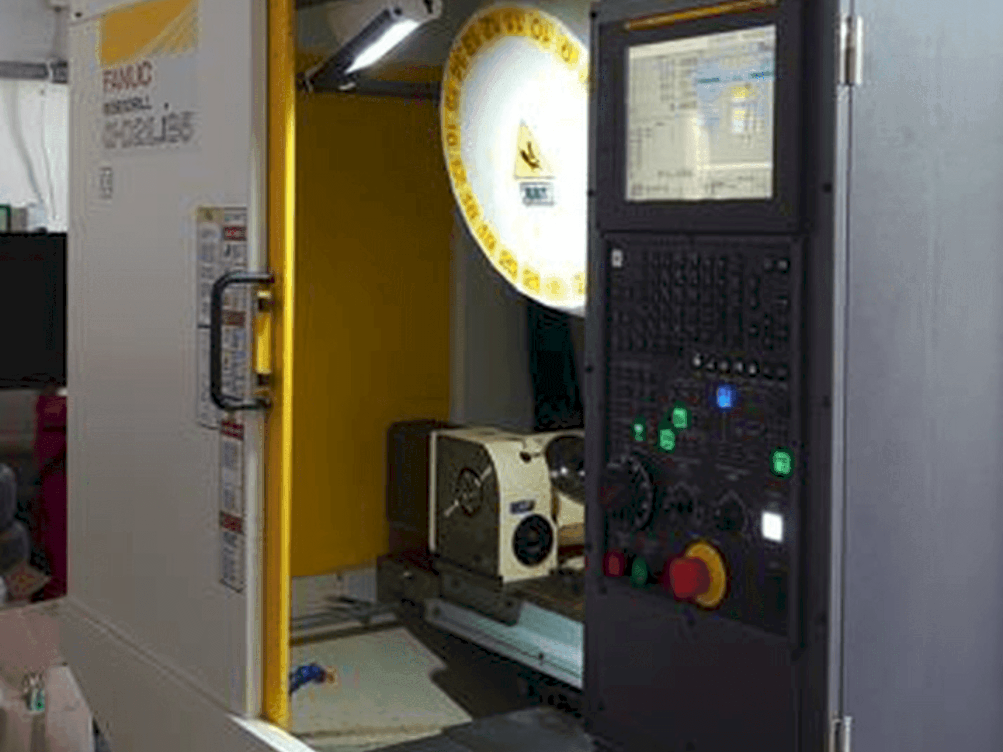 Vista Frontal  da FANUC ROBODRILL α-D21LiB5  máquina