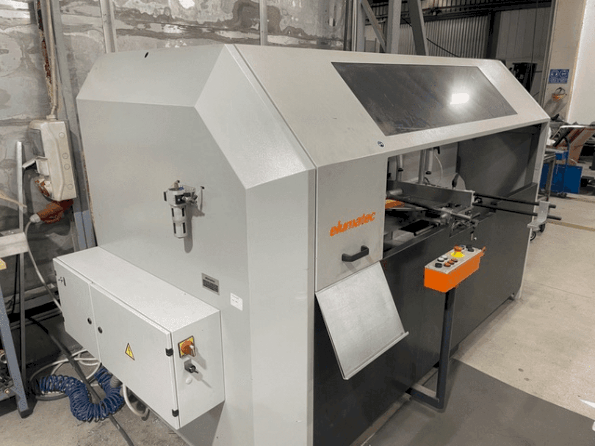 Vista Frontal  da Elumatec AKS134/64  máquina