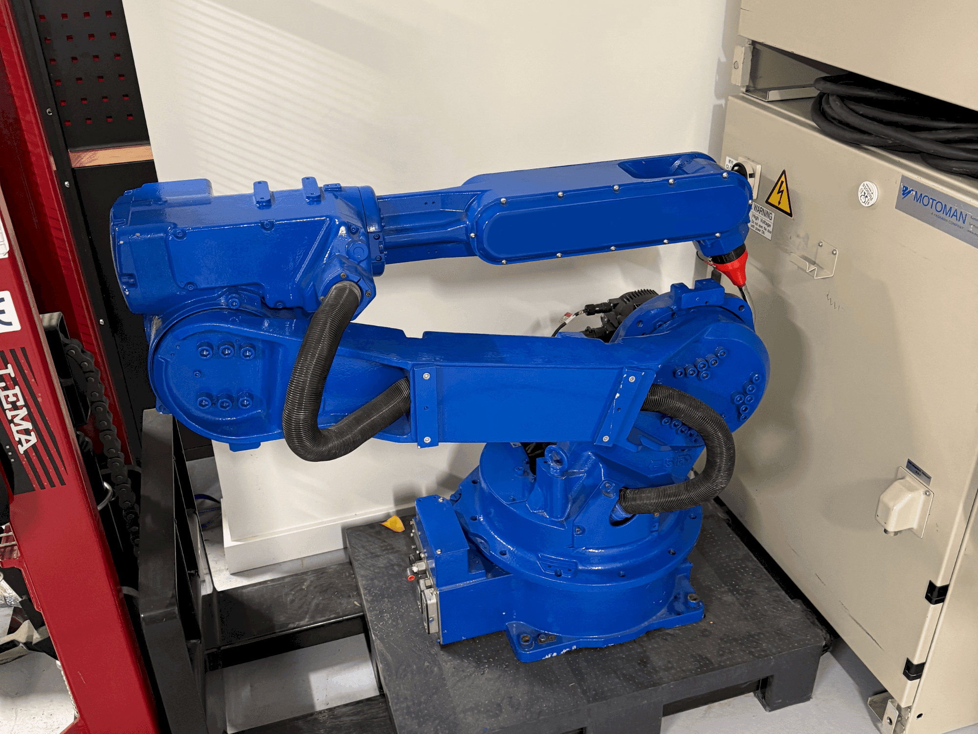 Vista Frontal  da Yaskawa Motoman YR HP 20D  máquina