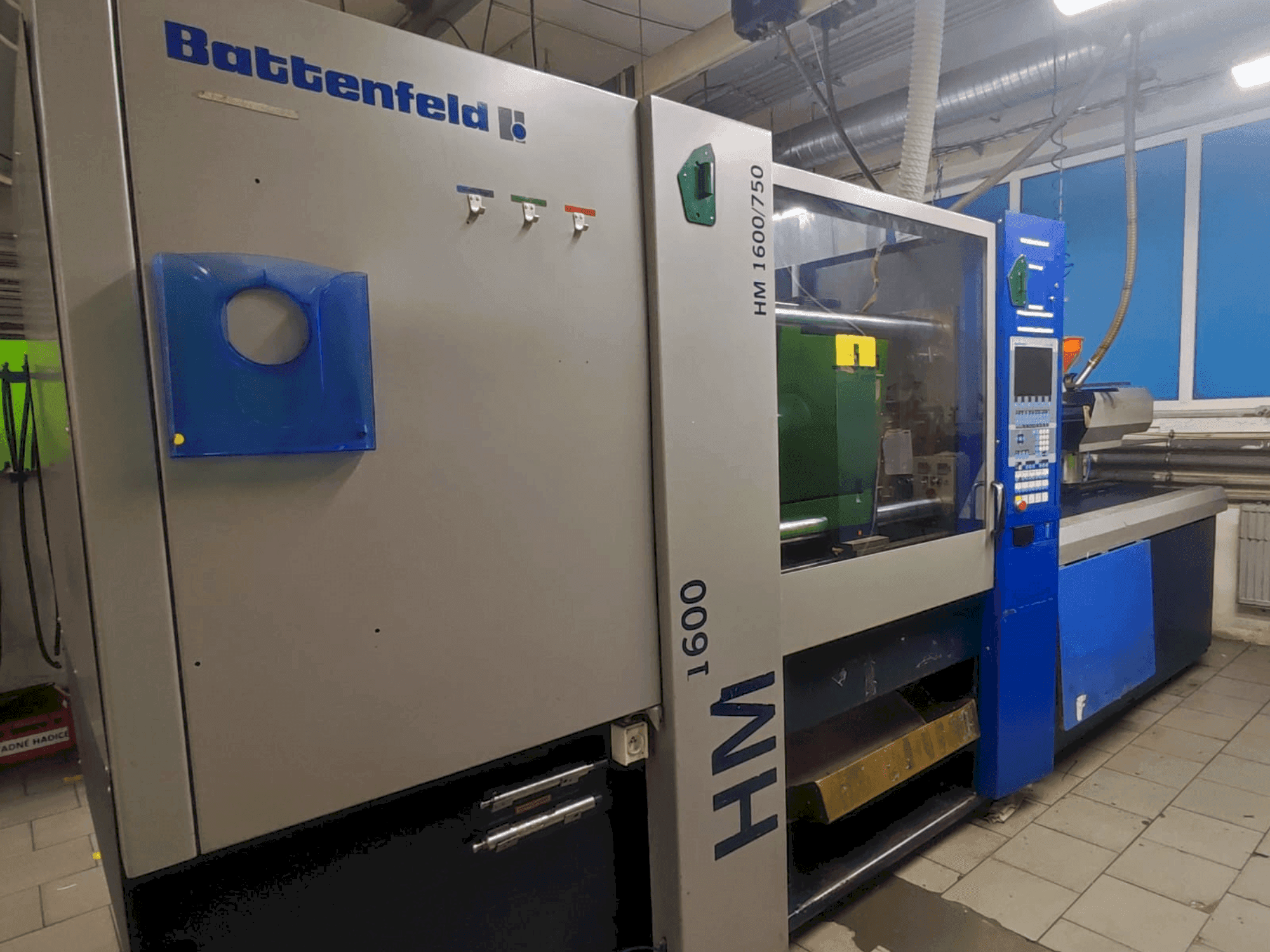 Vista Frontal  da Battenfeld HM 1600/750  máquina