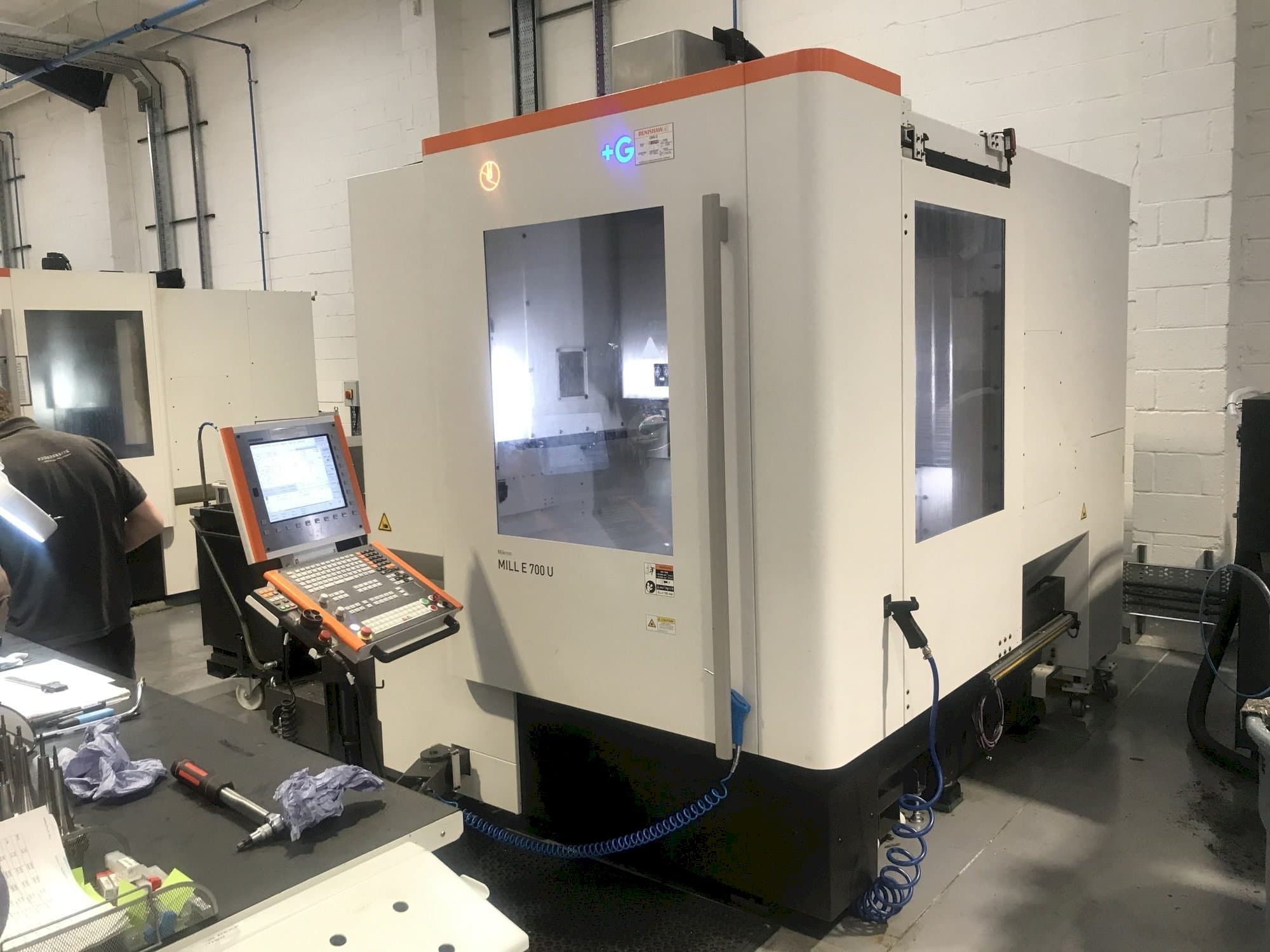 Vista Frontal  da MIKRON Mill E 700 U  máquina