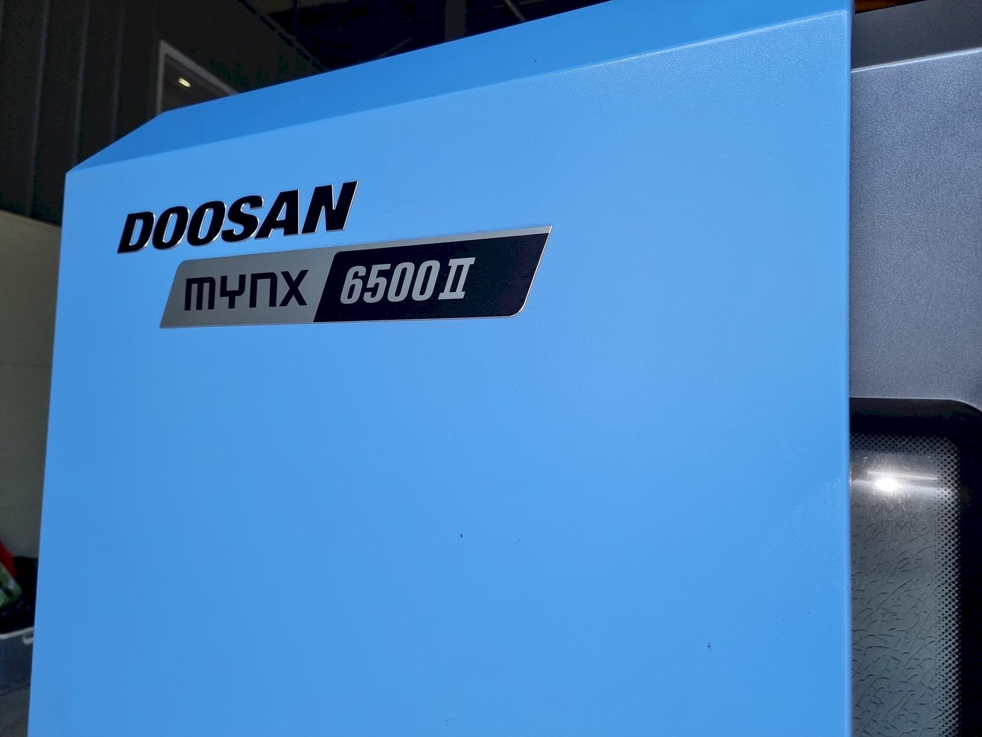 Vista Frontal  da Doosan MYNX 6500Ⅱ  máquina