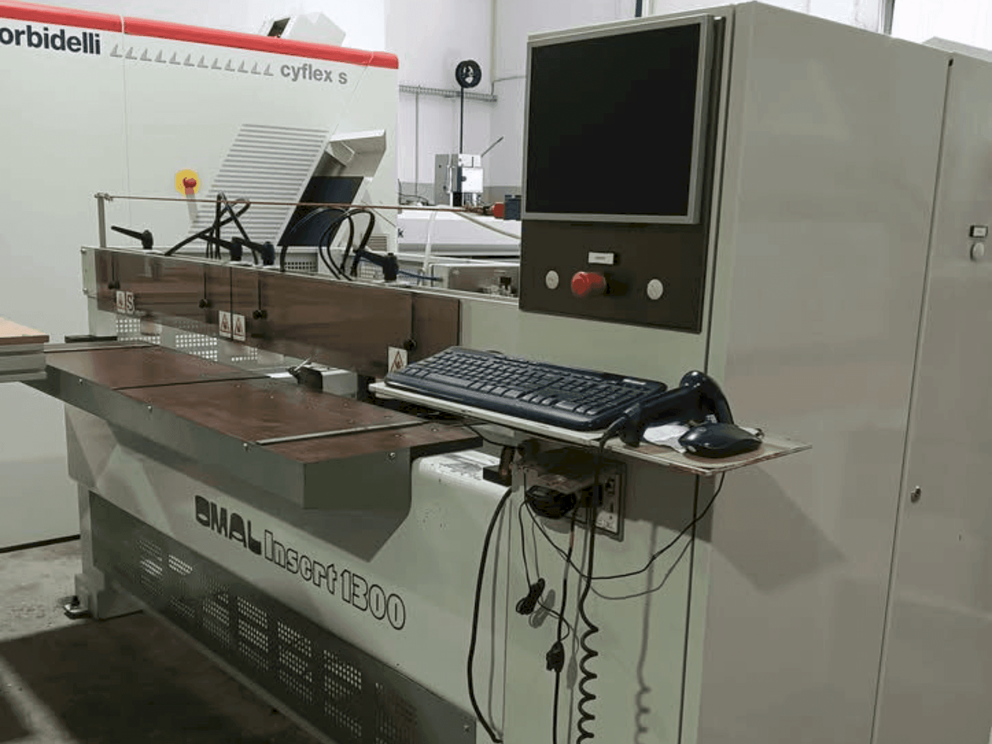 Vista Frontal  da OMAL Insert 1300  máquina