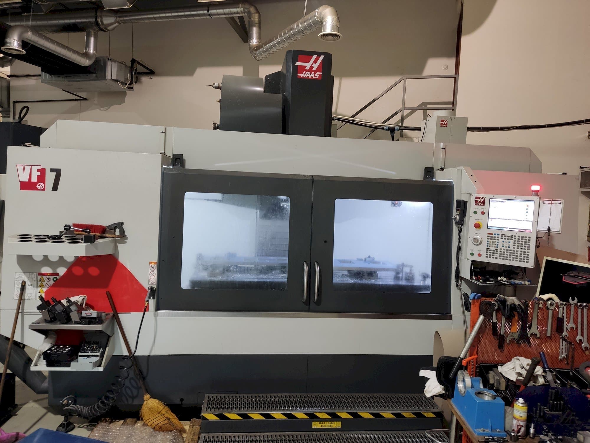 Vista Frontal  da HAAS VF-7  máquina