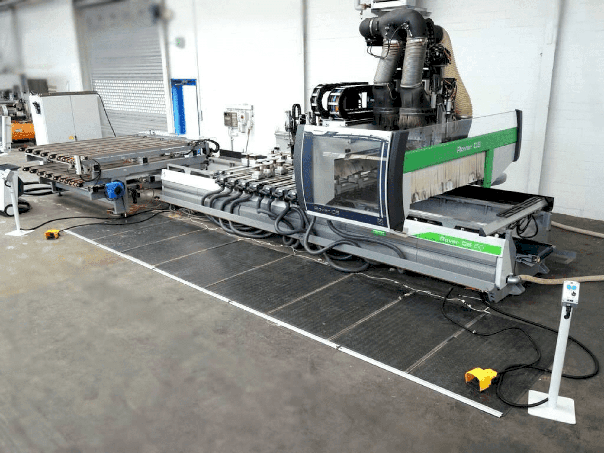 Vista Frontal  da BIESSE Rover C6  máquina
