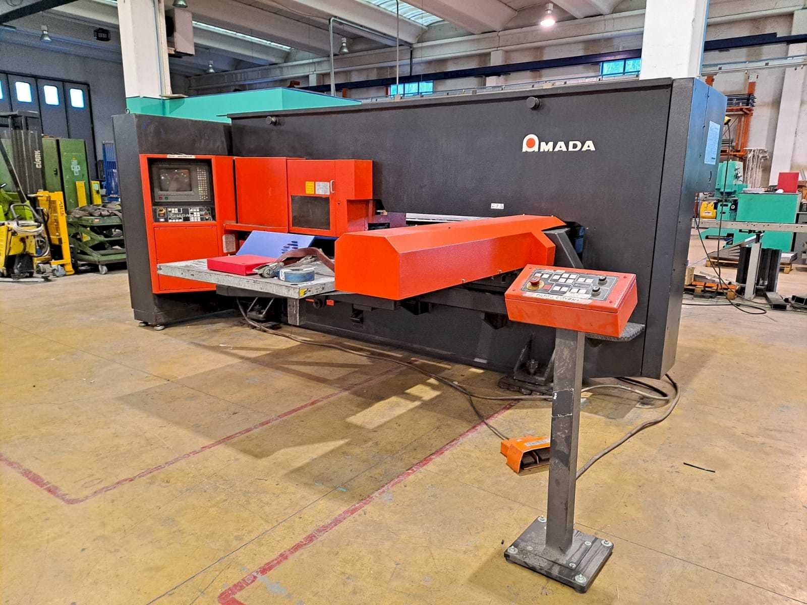 Vista Frontal  da AMADA ARCADE 212  máquina