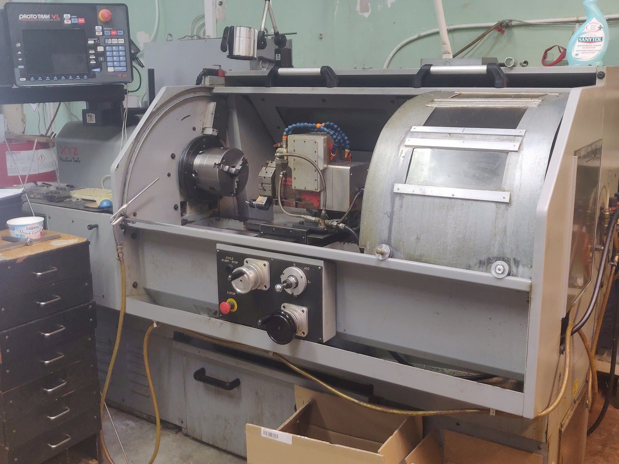 Vista Lateral Esquerda  da XYZ VL355  máquina