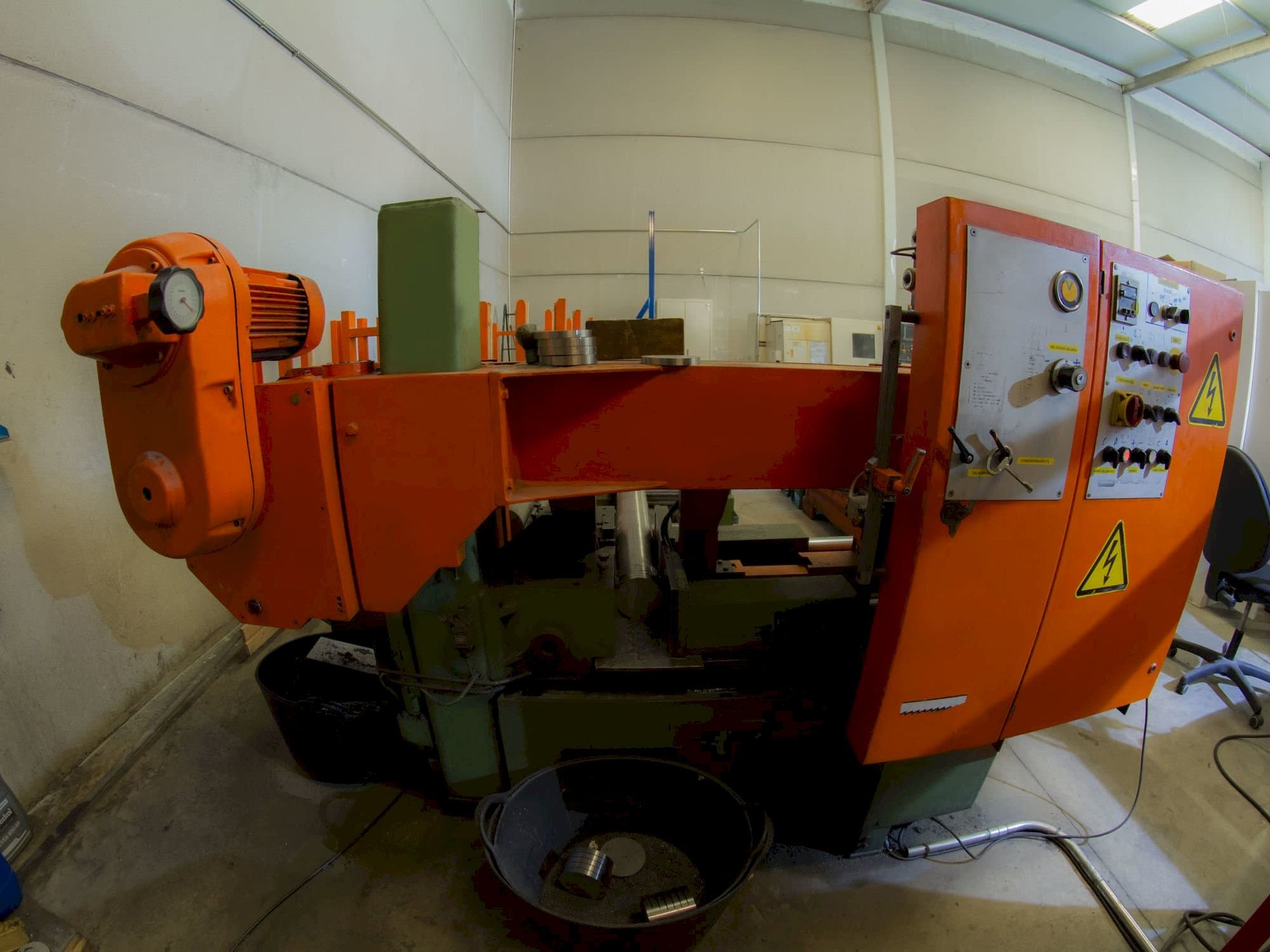 Vista Frontal  da KASTO HBA 340 AU  máquina