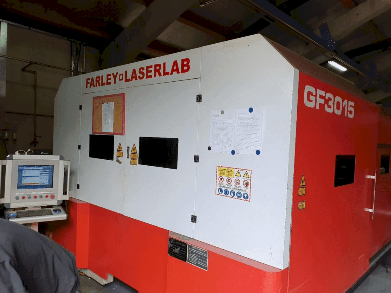 Vista Frontal  da Farley Laserlab Ht Gf 3015 Fiber  máquina