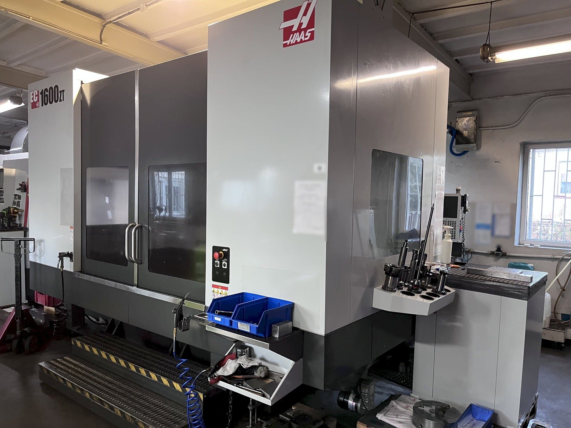 Vista Frontal  da HAAS EC-1600 ZT  máquina