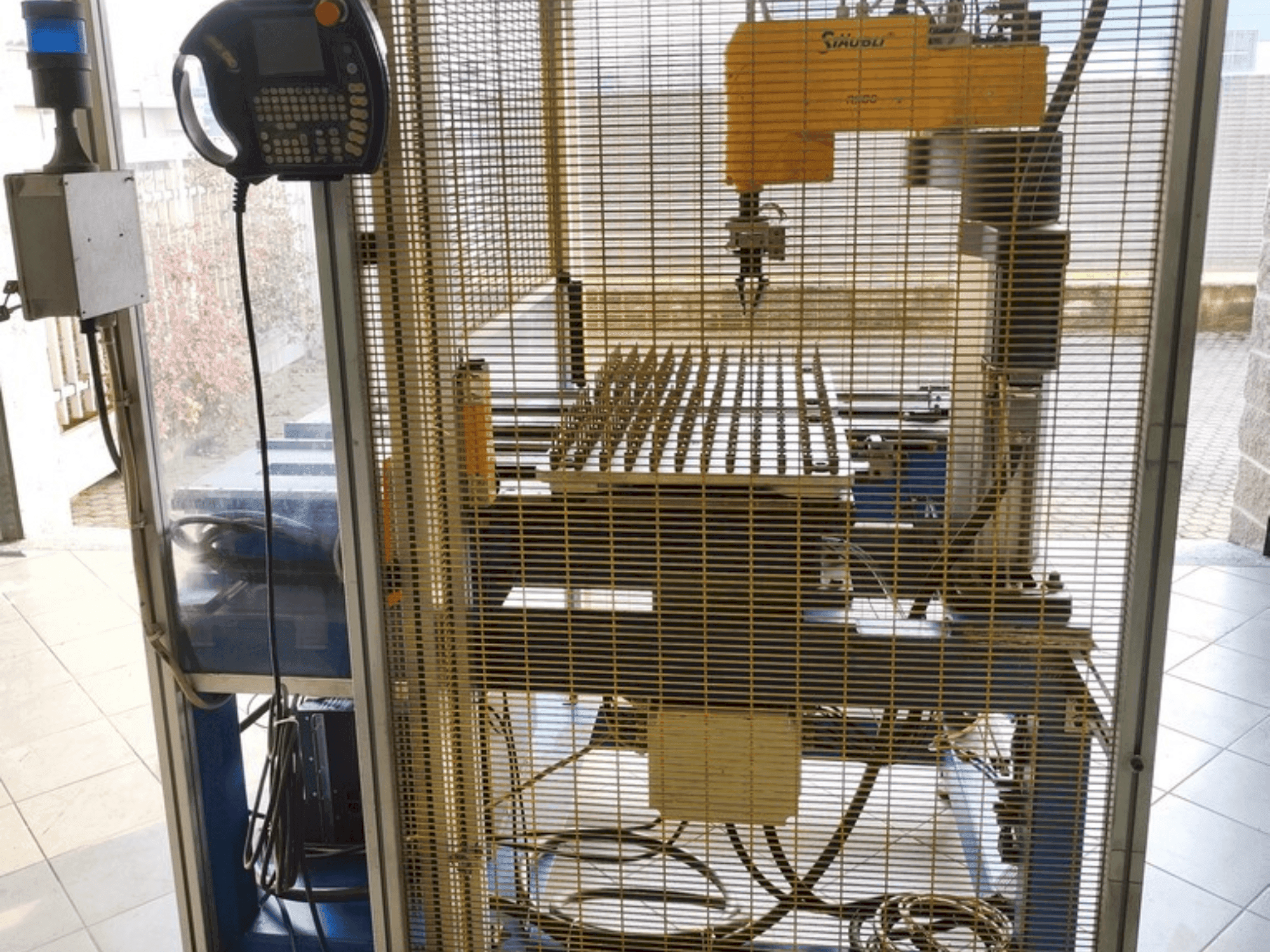 Vista Frontal  da STAUBLI RS80  máquina