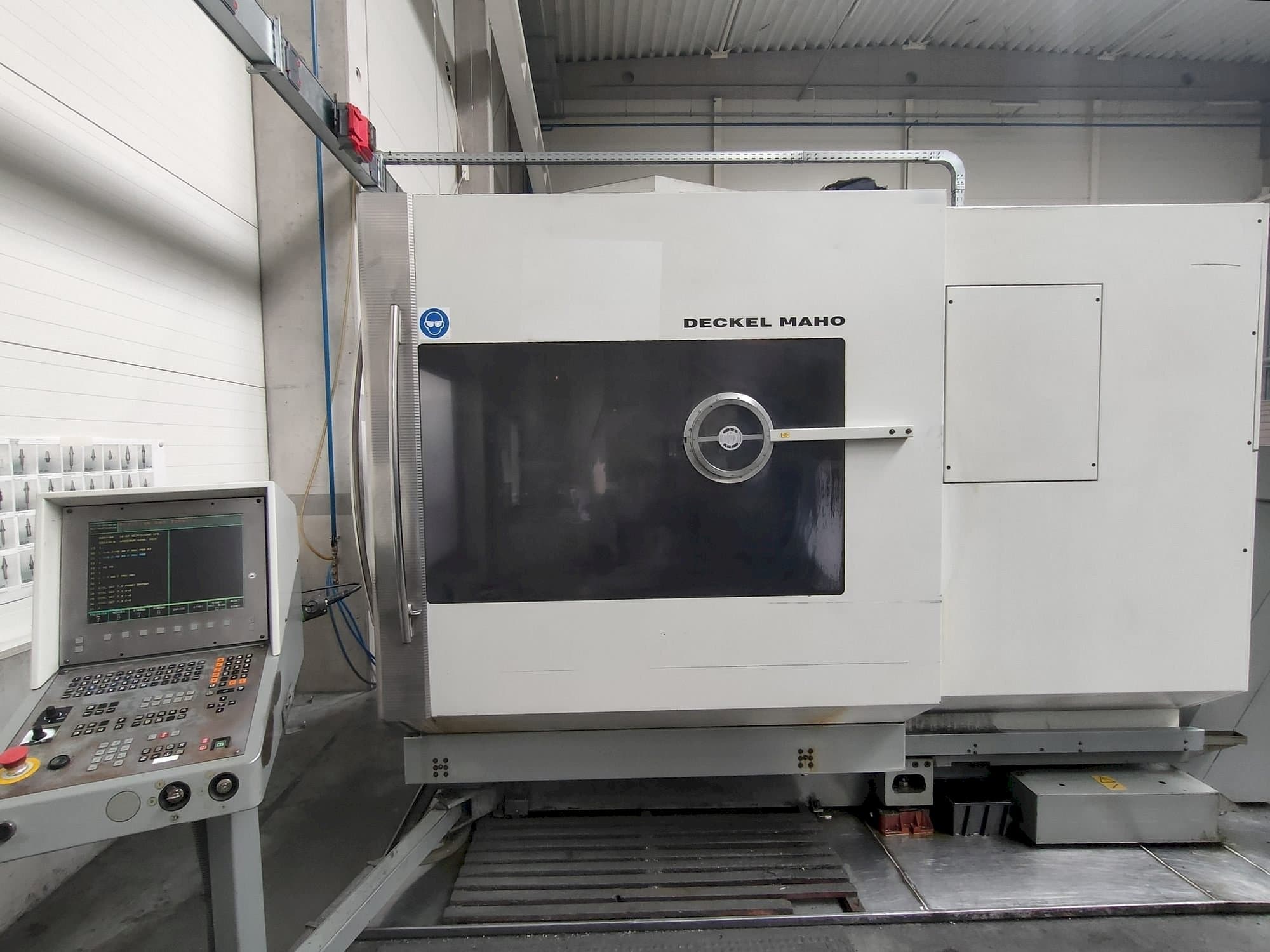 Vista Frontal  da DECKEL MAHO DMU 60P  máquina