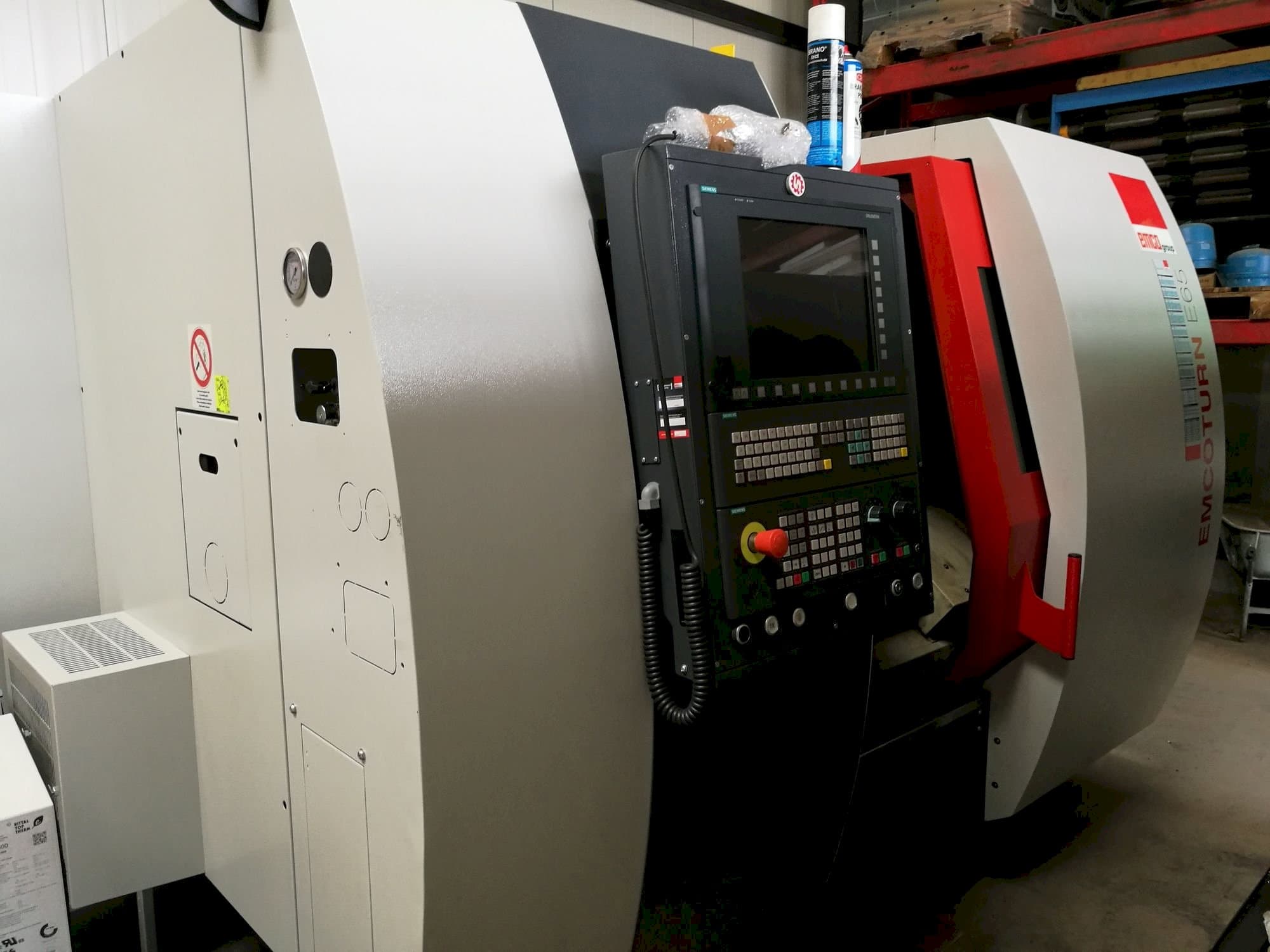 Vista Frontal  da EMCO Emcoturn E65  máquina