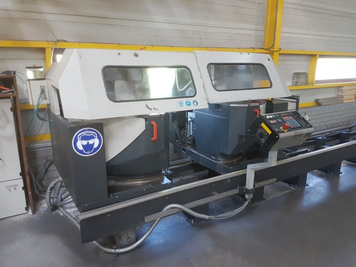 Vista Frontal  da Elumatec DG 244  máquina