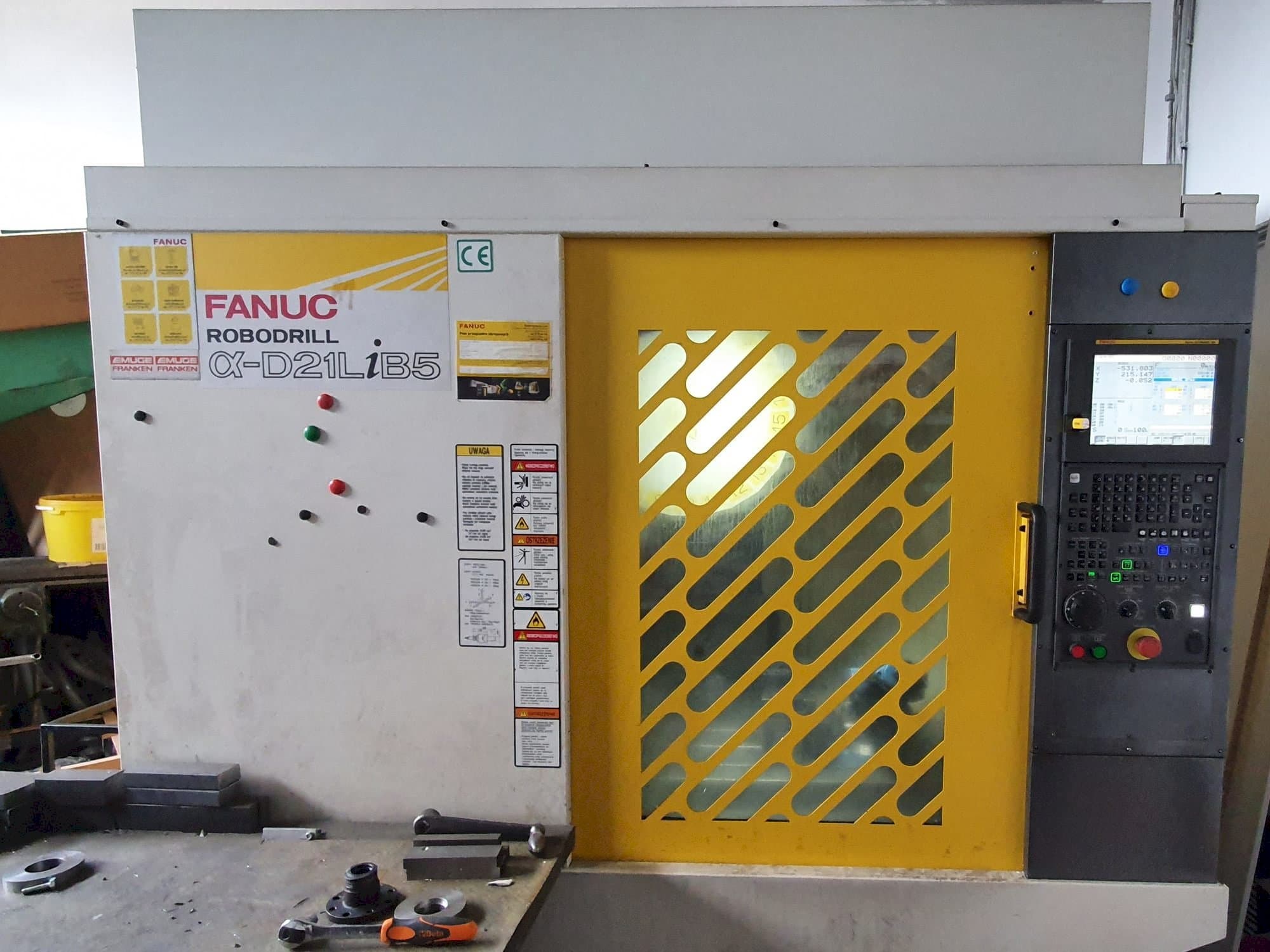 Vista Frontal  da FANUC ROBODRILL Alpha-D21LiB5  máquina