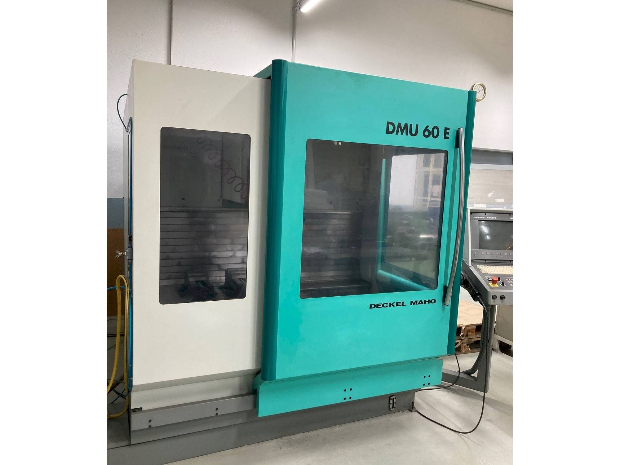 Vista Frontal  da DECKEL MAHO DMU 60 E  máquina