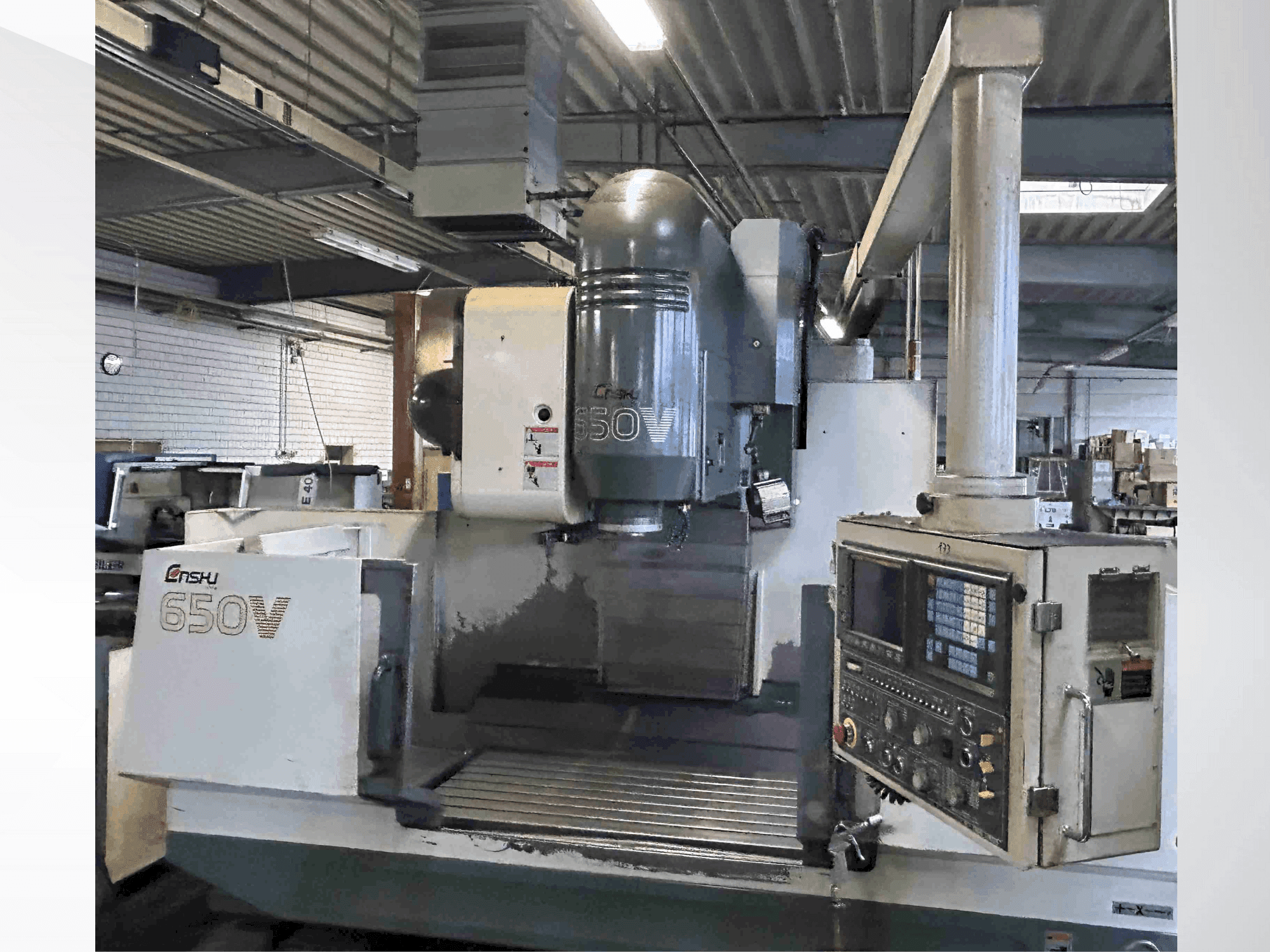 Vista Frontal  da Enshu 650 V  máquina