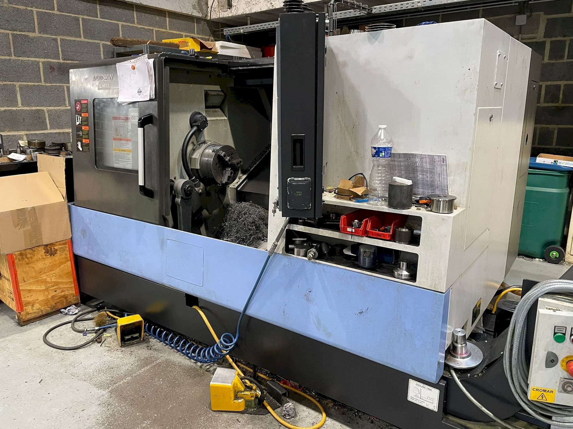 Vista Frontal  da Doosan LYNX 300  máquina