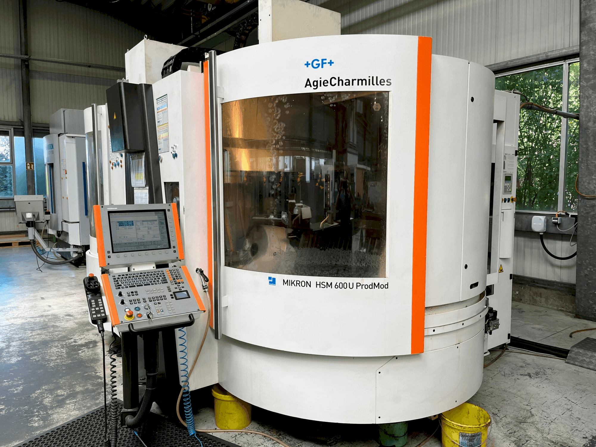 Vista Frontal  da MIKRON HSM 600 U  máquina