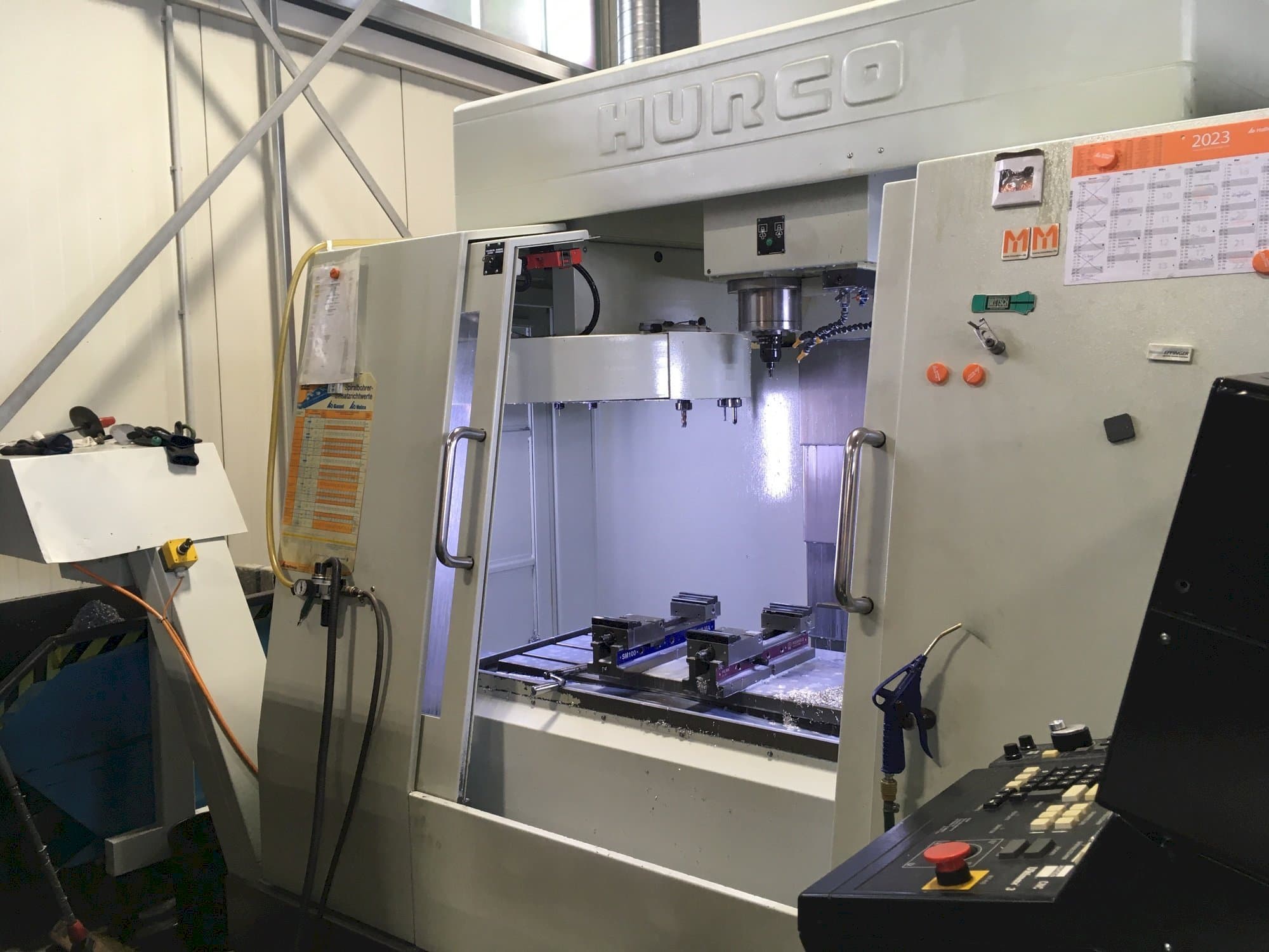 Vista Frontal  da Hurco BAC 30 HTM  máquina