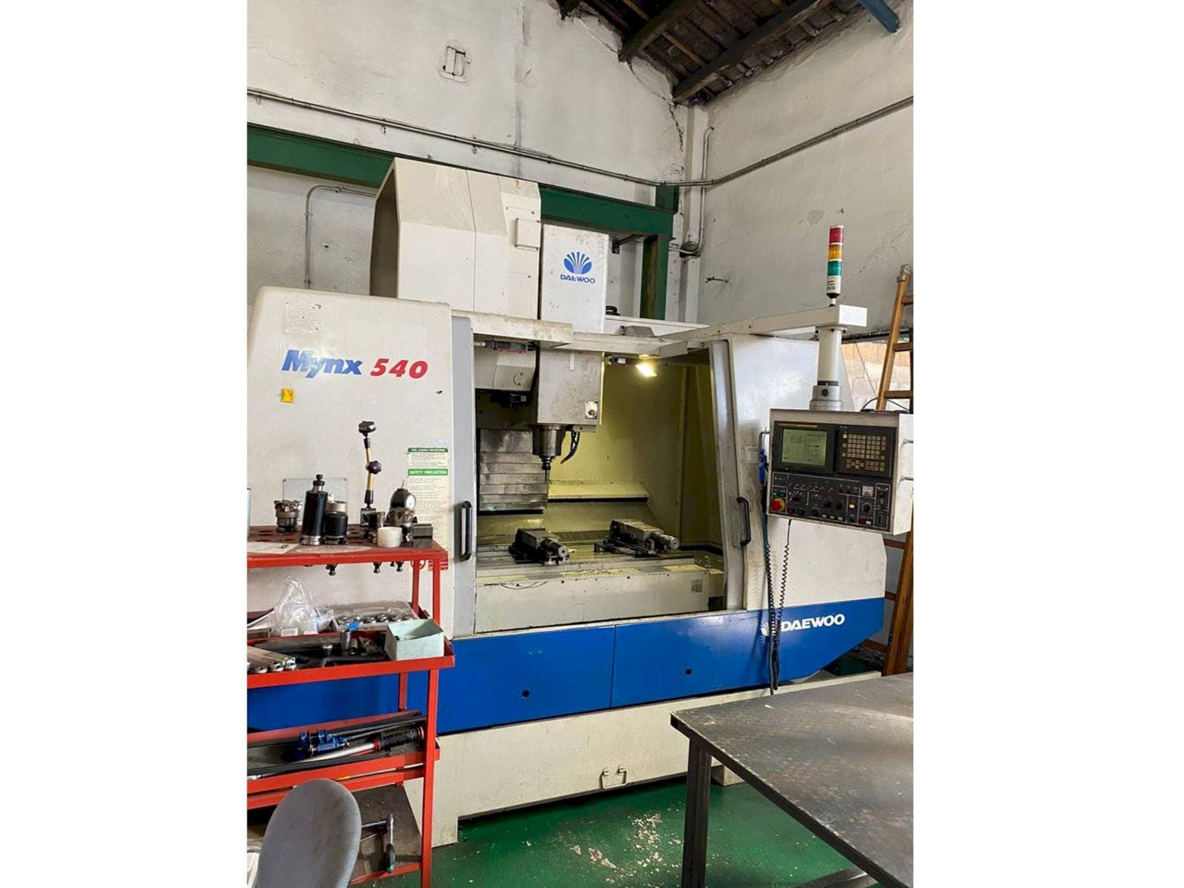 Vista Frontal  da DAEWOO Mynx 540  máquina