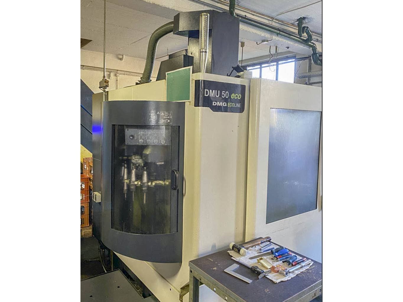 Vista Frontal  da DMG MORI DMU 50 eco  máquina