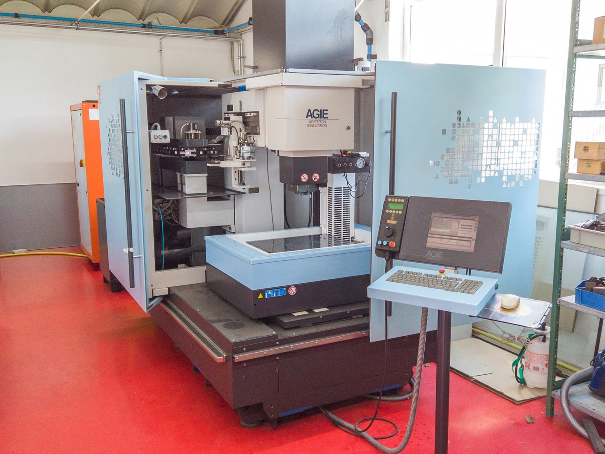 Vista Frontal  da AGIE AGIETRON INNOVATION 2  máquina