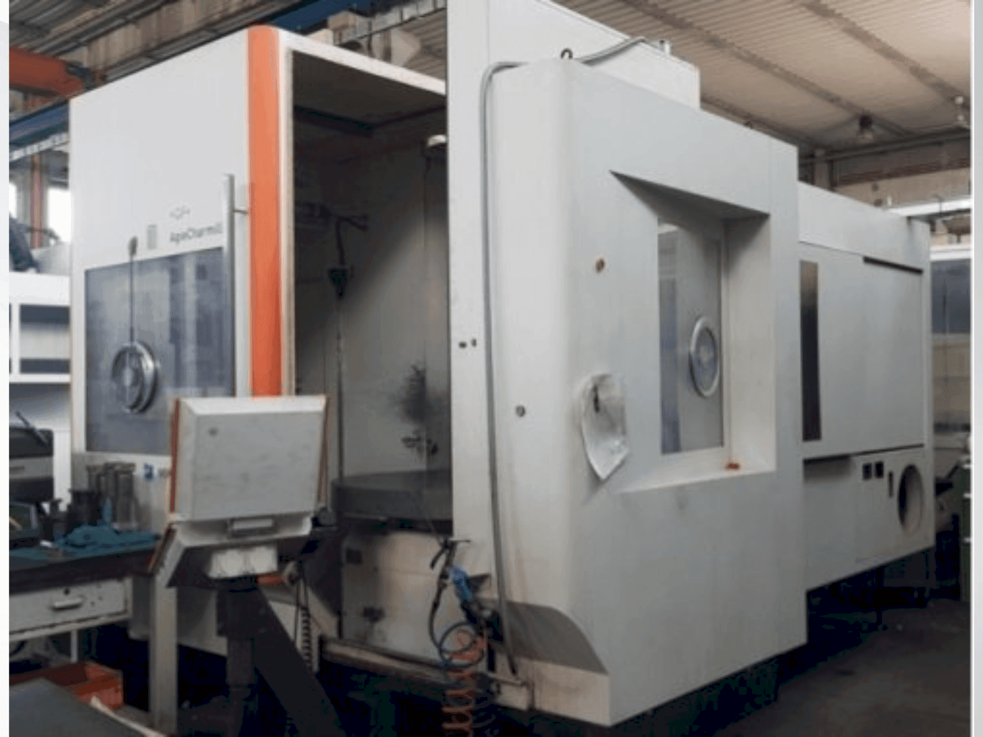 Vista Frontal  da MIKRON HPM 1350U  máquina