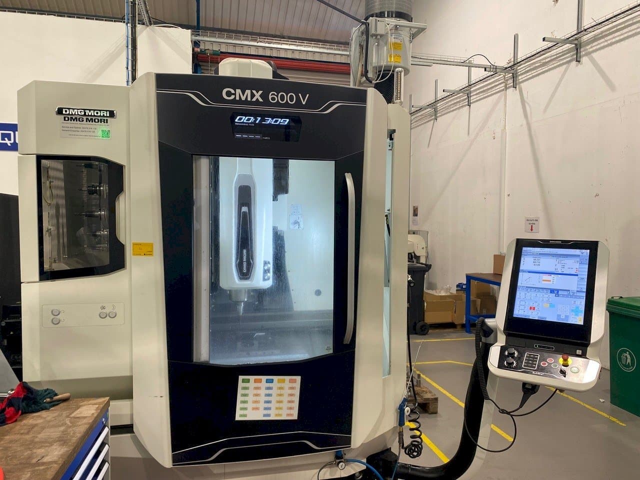 Vista Frontal  da DMG CMX 600 V  máquina