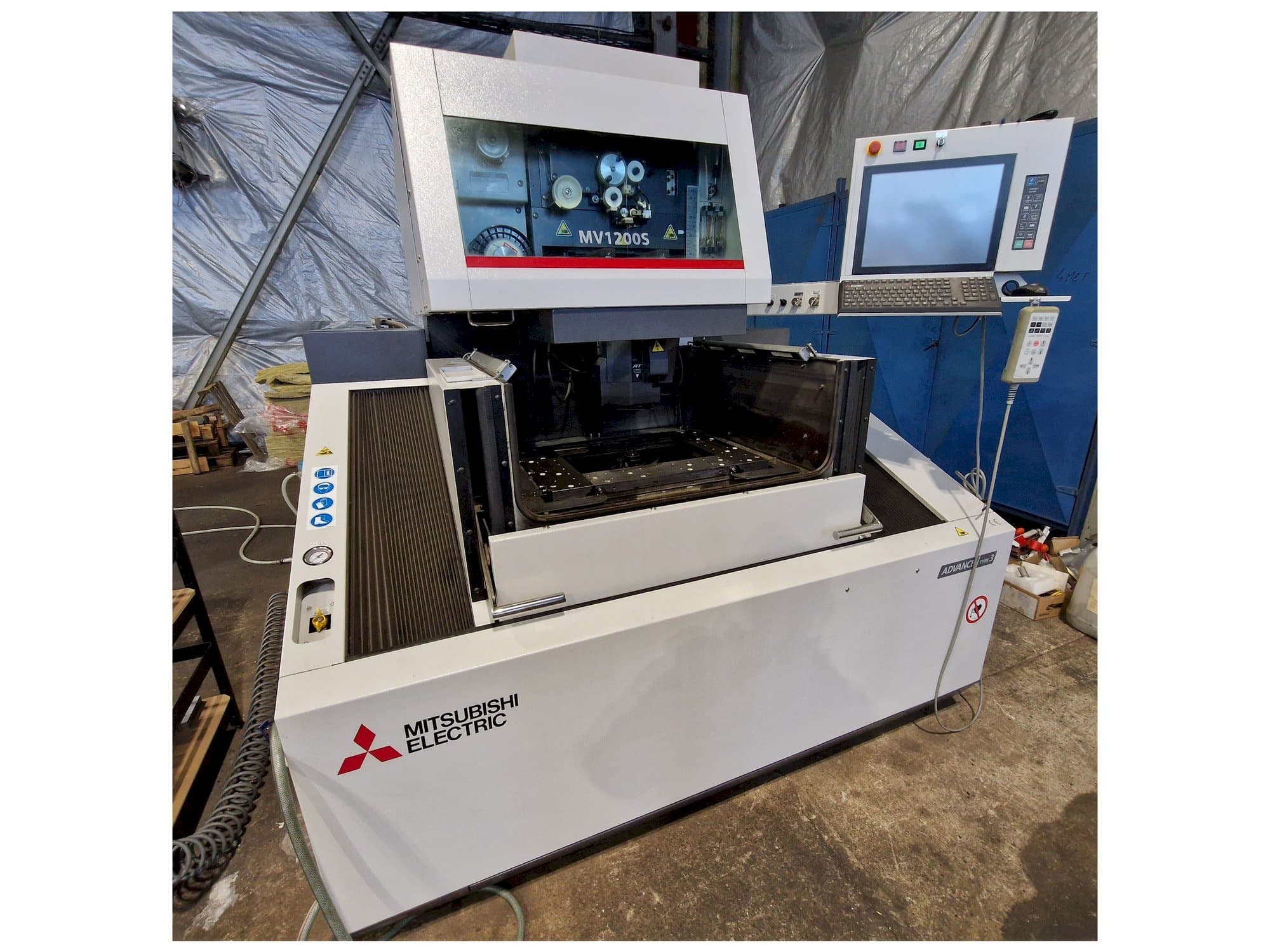 Vista Frontal  da Mitsubishi MV1200S  máquina