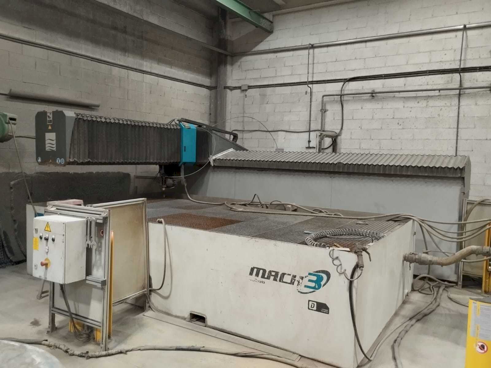 Vista Frontal  da Flow Mach3 4020B  máquina