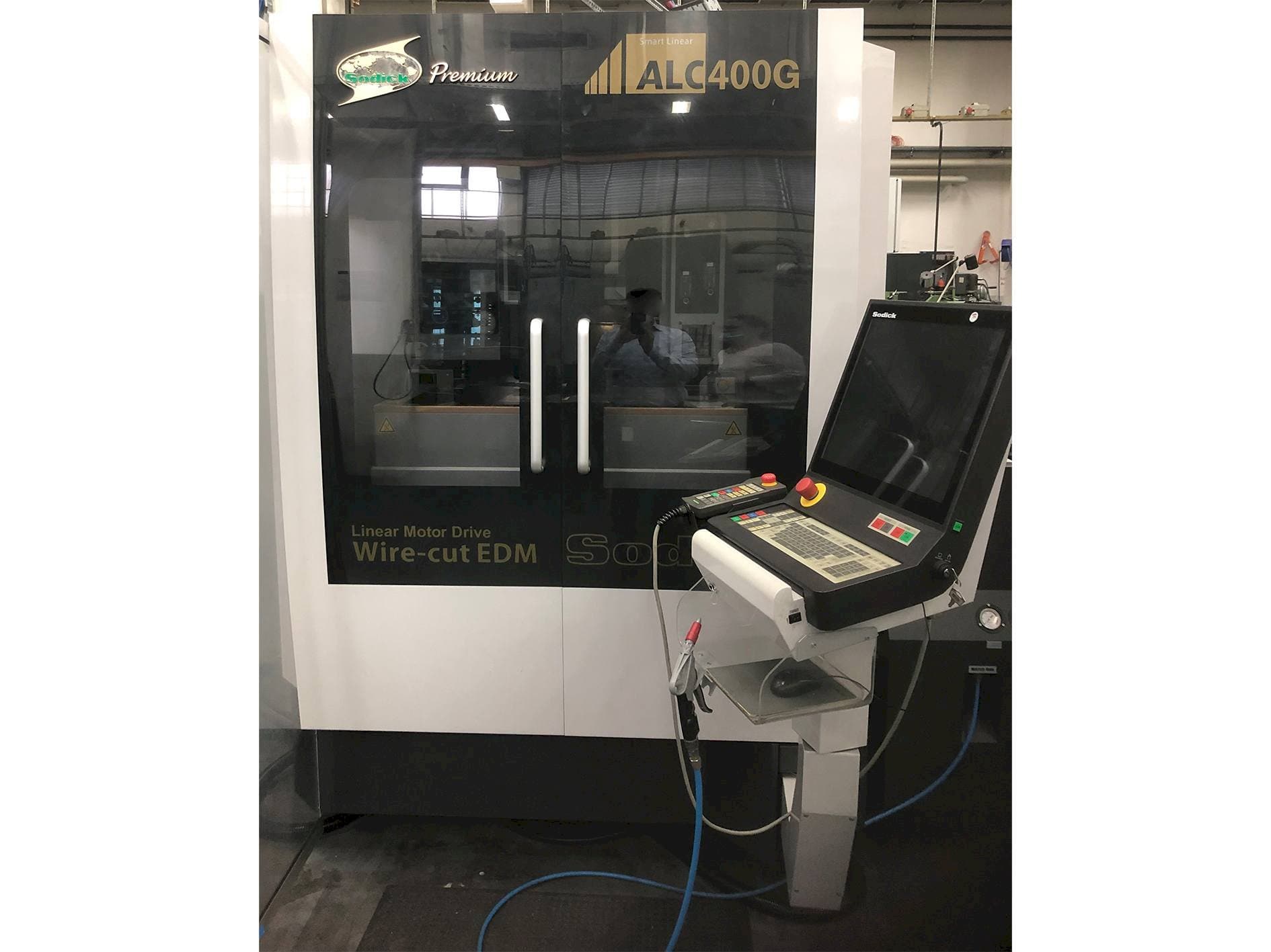 Vista Frontal  da Sodick ALC400G  máquina