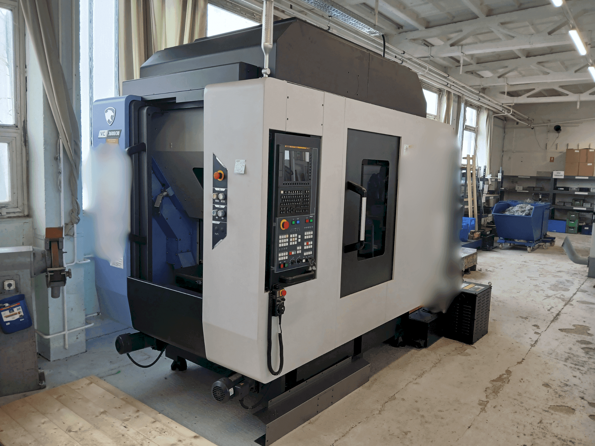 Vista Frontal  da DN SOLUTIONS VC 3600/30  máquina