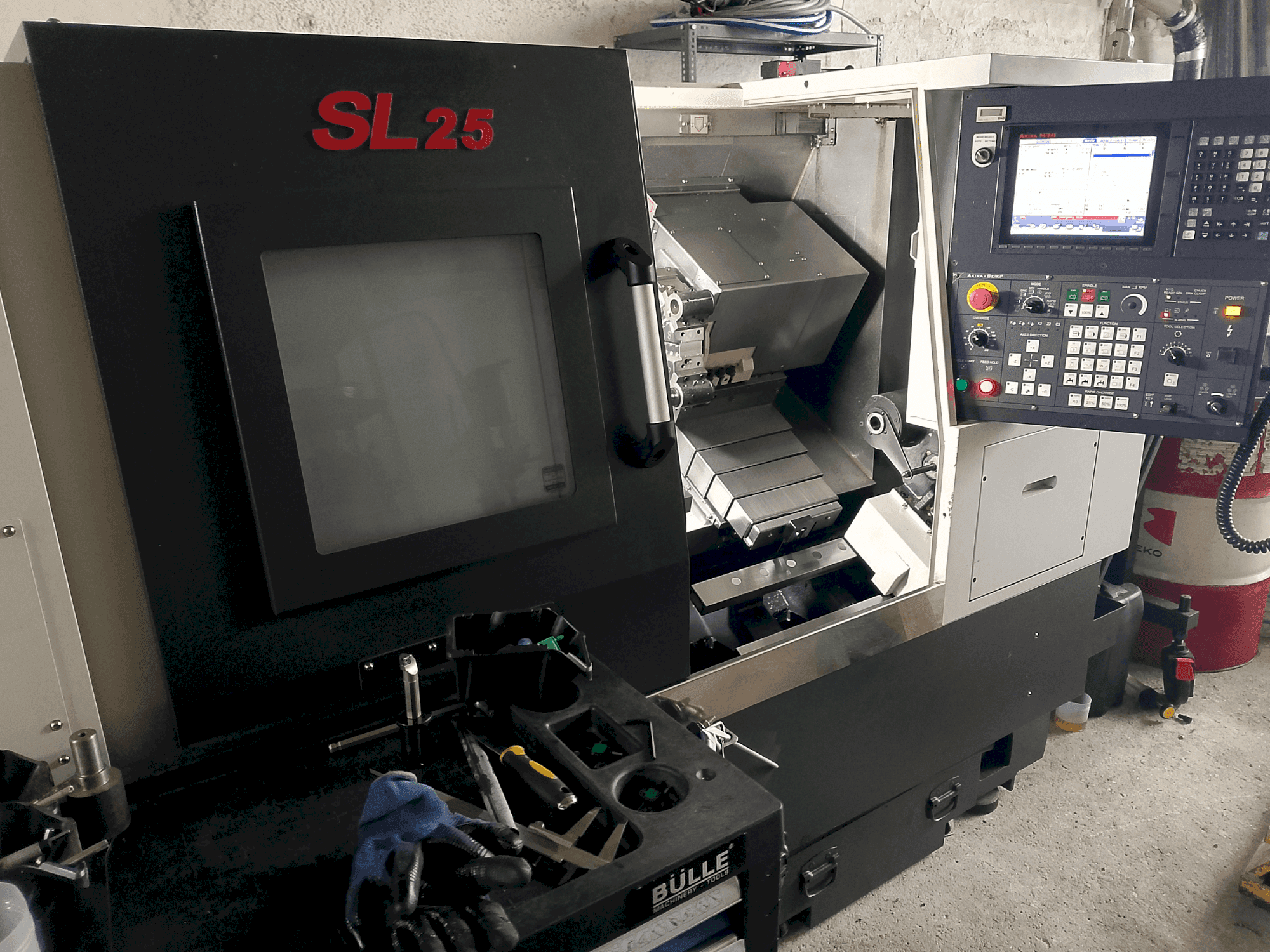 Vista Frontal  da Akira Seiki SL 25  máquina