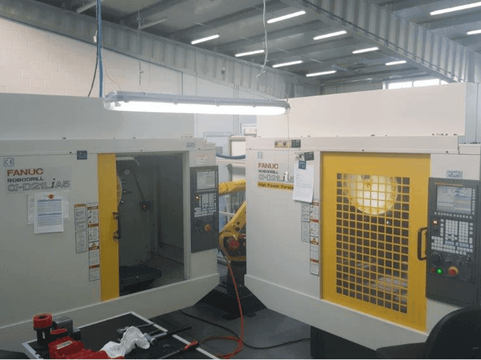 Vista Frontal  da FANUC RoboDrills D21LiA5 Vertical Machining Centers + M20iA/M35 Robot  máquina