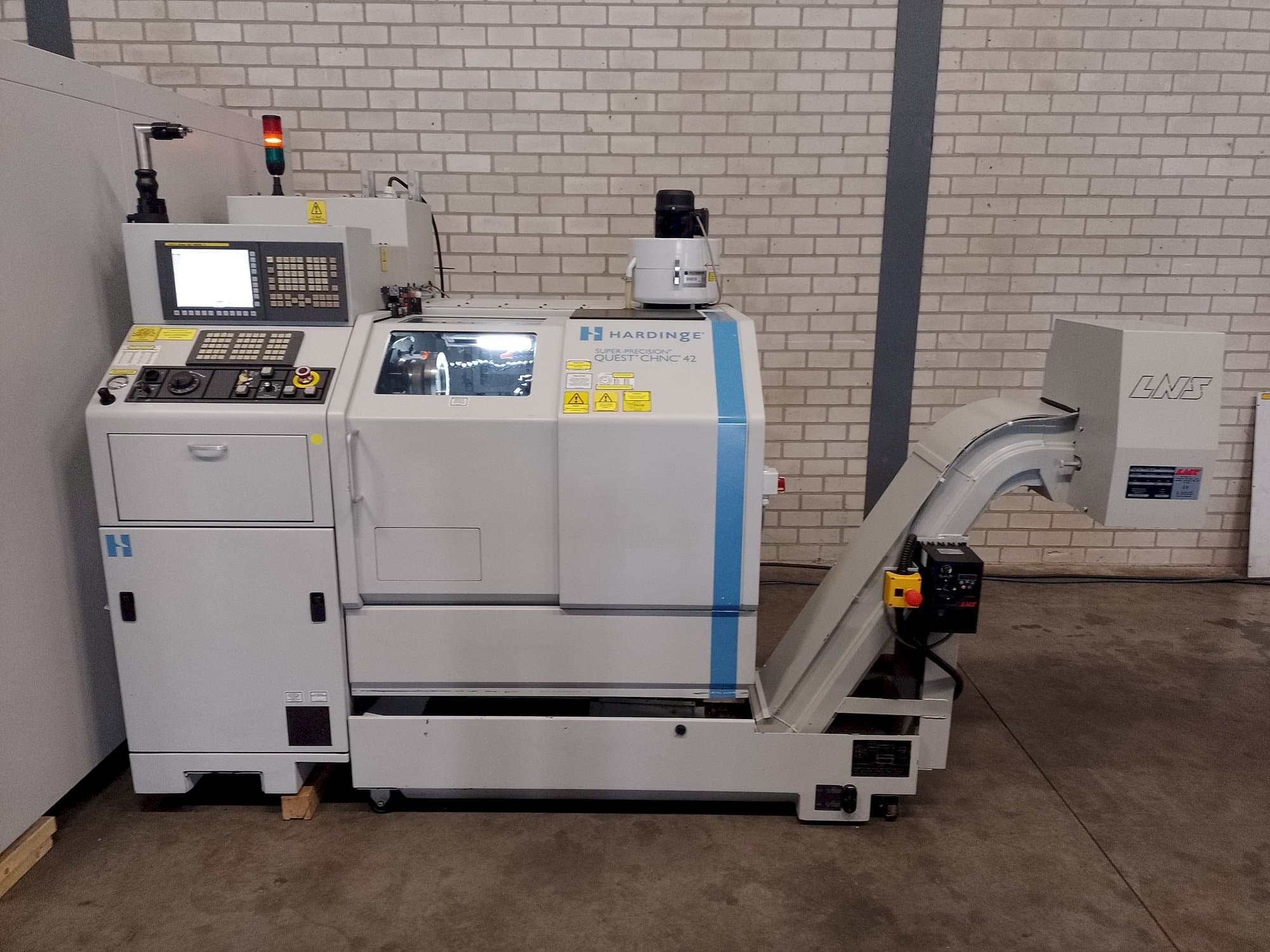 Vista Frontal  da HARDINGE Quest chnc 42  máquina